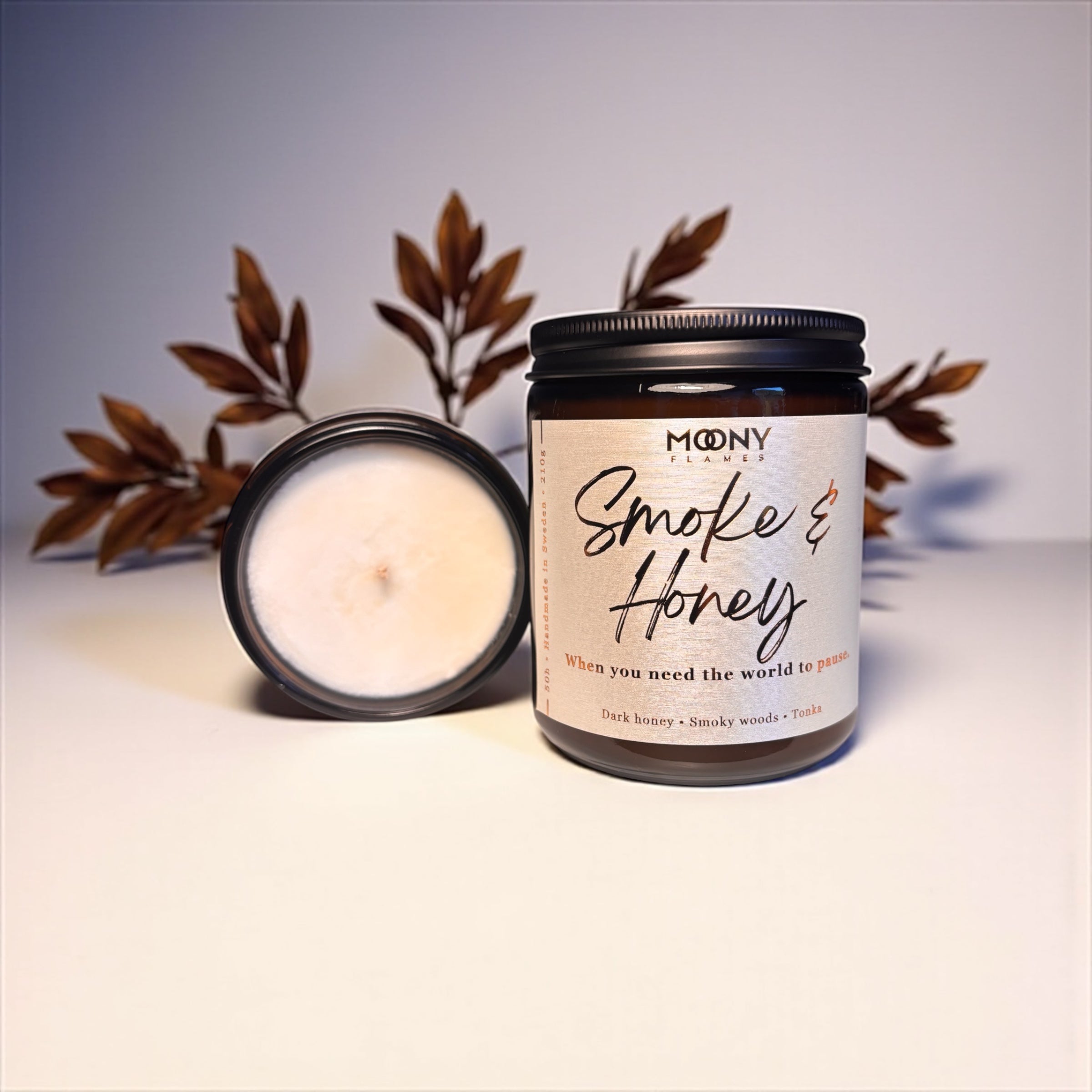 Smoke & Honey – Handgjort doftljus i glasburk med doft av honung, tobak och glödande amber