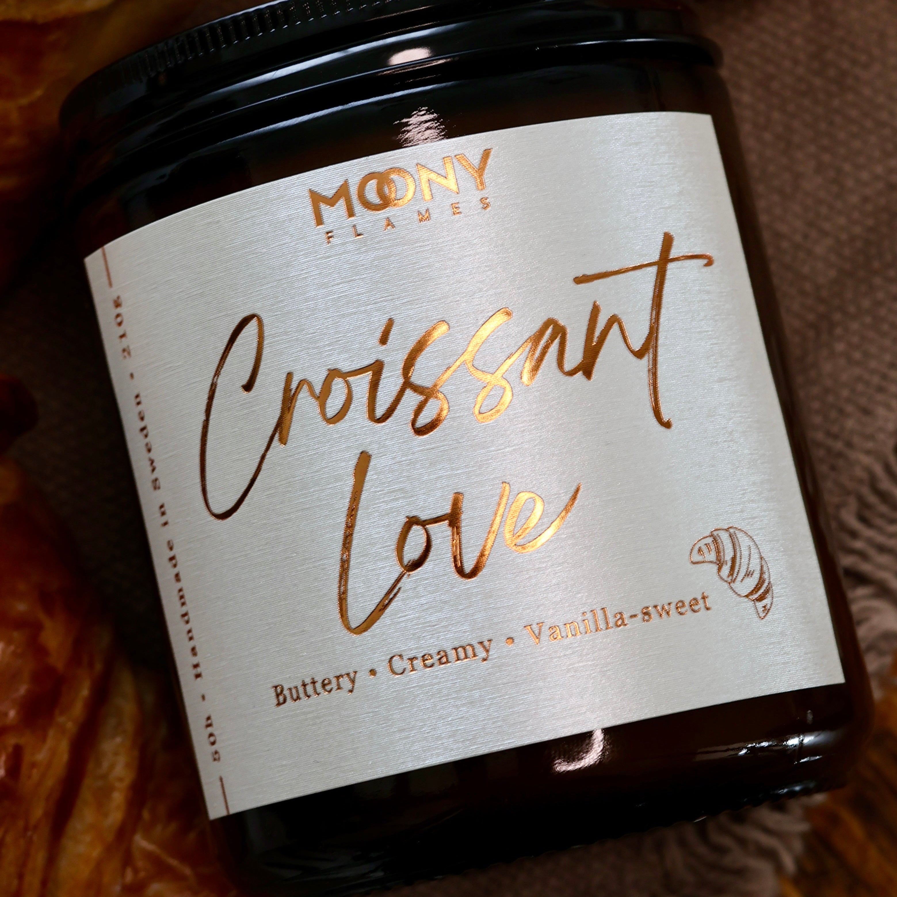 Croissant Love – Handgjort doftljus med nybakat bakverk, smör & vanilj