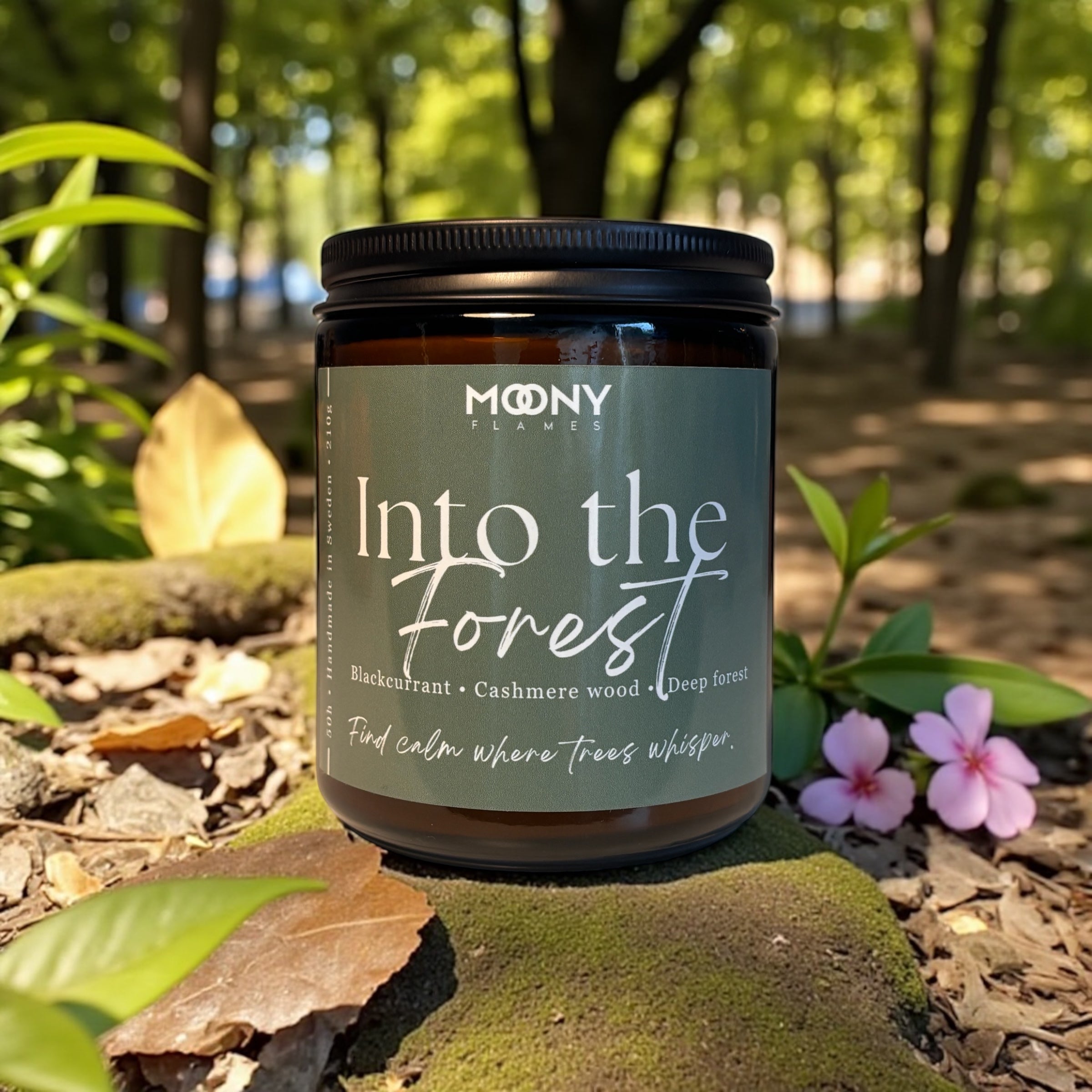 Doftljus Into the Forest från Moony Flames som visas ute i skogen, ståendes på en sten.