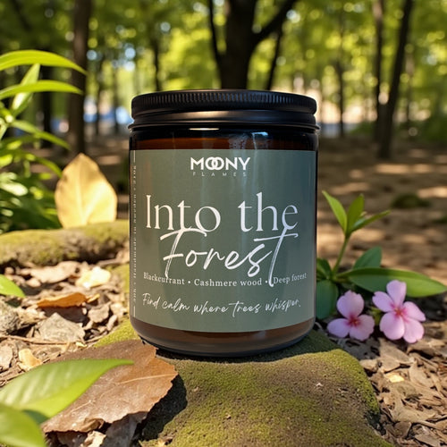 Doftljus Into the Forest från Moony Flames som visas ute i skogen, ståendes på en sten.