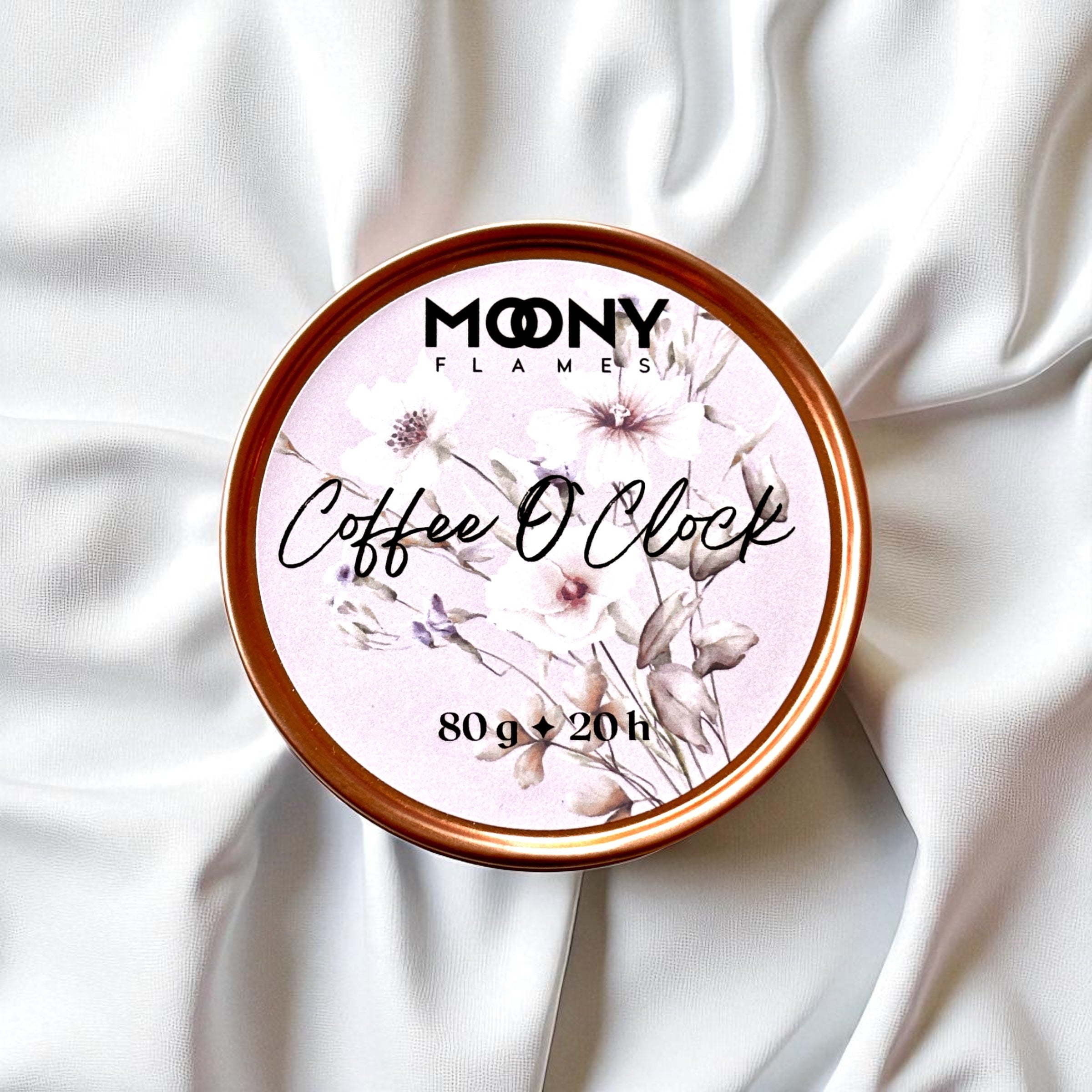 Doftljus, reseljus Coffee O`Clock i roséfärgad metallburk på en vit duk - Moony Flames