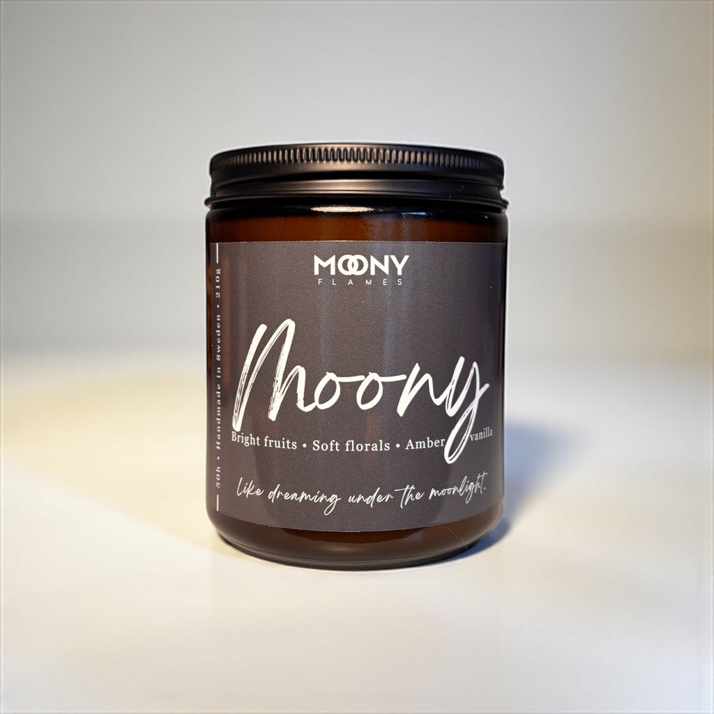 På bilden ser man doftljuset Moony Från Moony Flames professionellt fotograferat framför en vit bakgrund. 