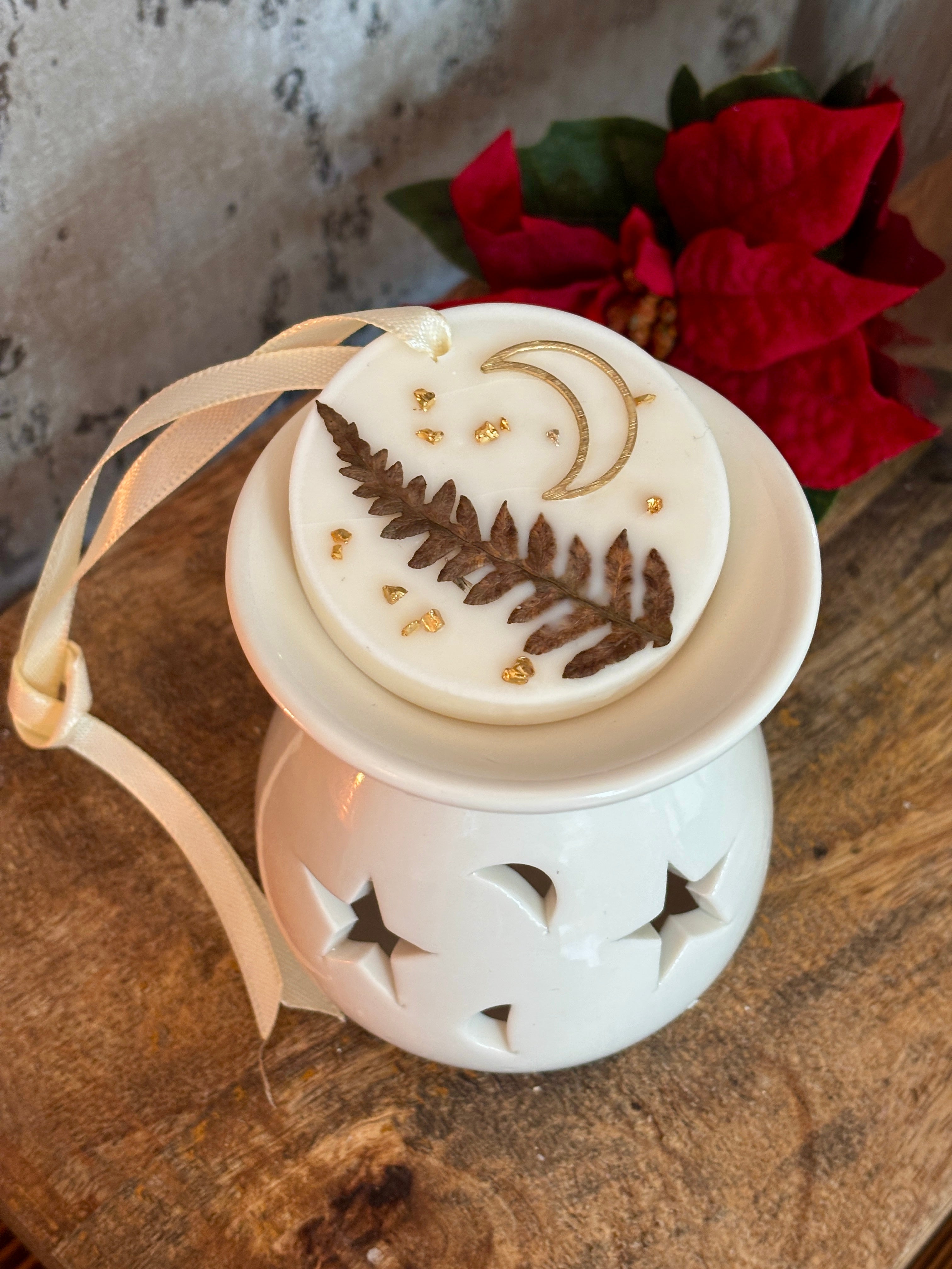 Doftvaxhängare som ligger i en vit aromalampa.