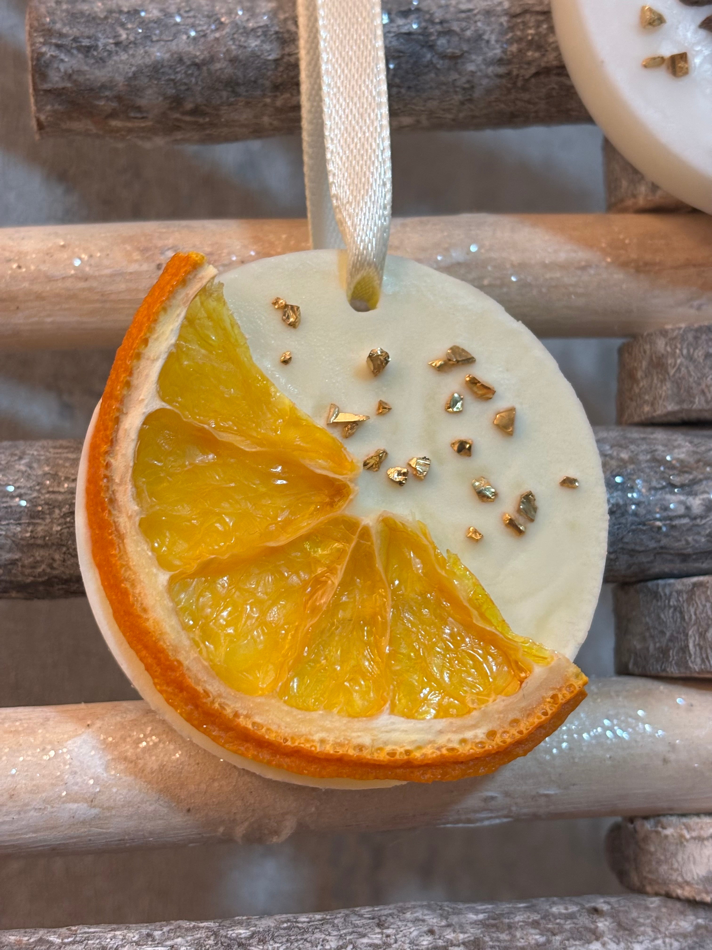 Doftande Vaxhängare – små handgjorda dekorationer