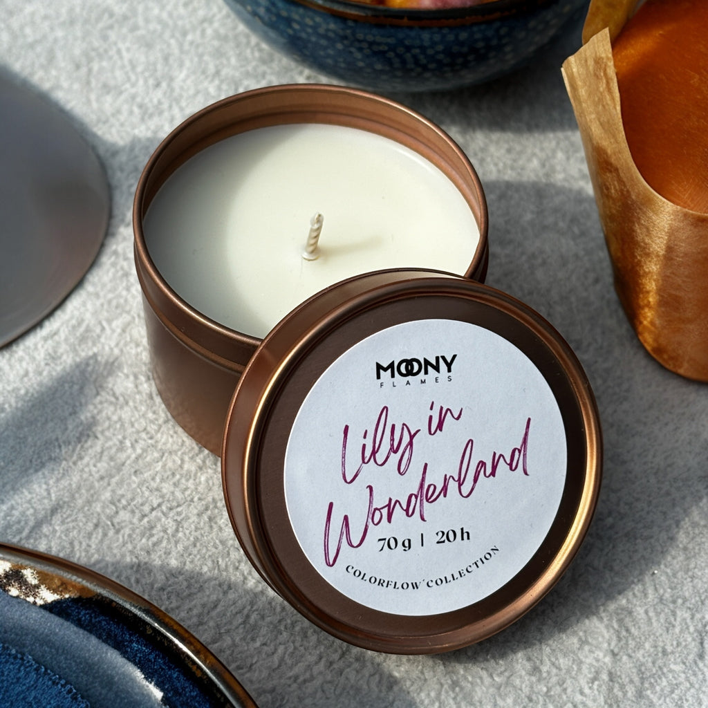 Handgjort doftljus Lily in Wonderland, Moony Flames, i metallburk.