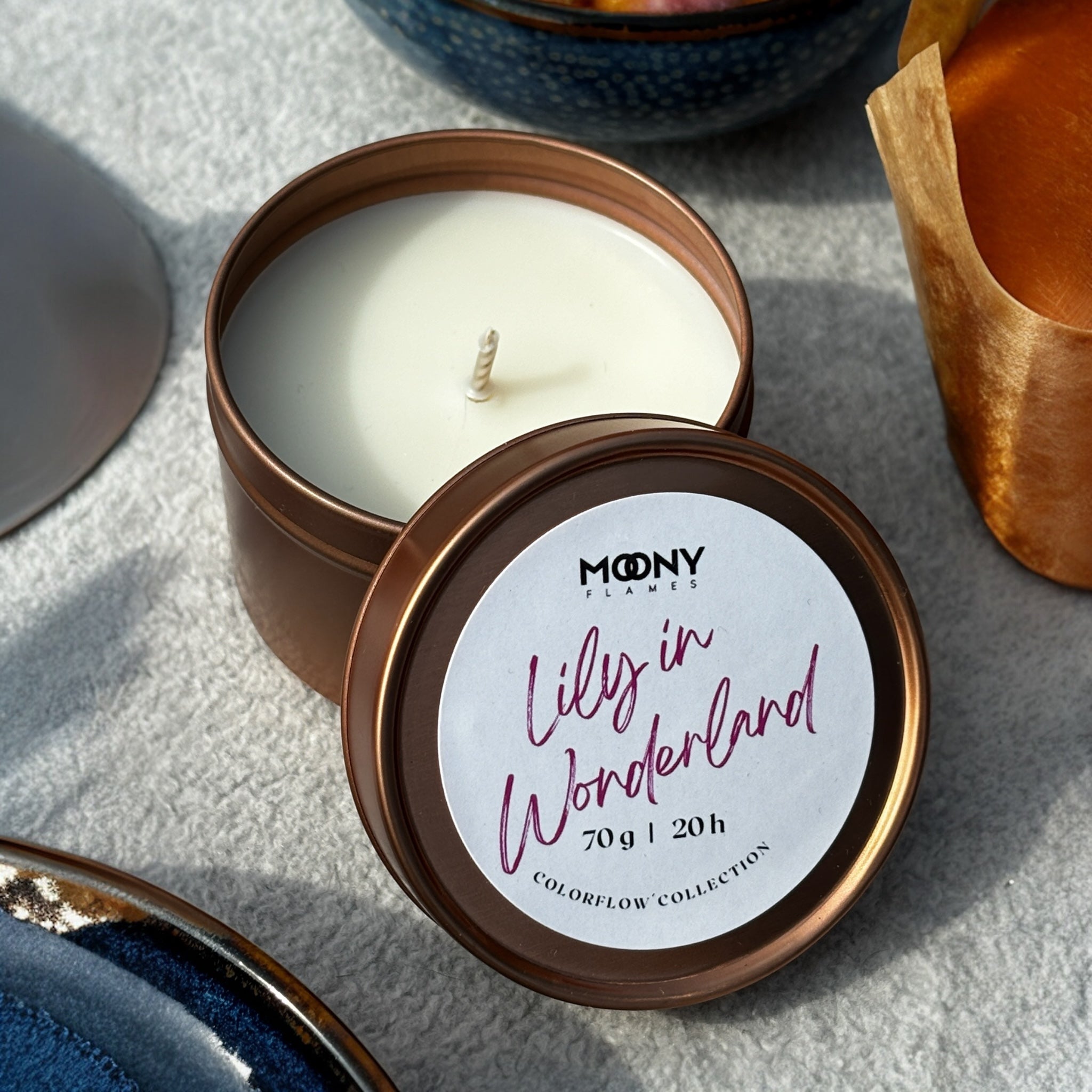 Handgjort doftljus Lily in Wonderland, Moony Flames, i metallburk.