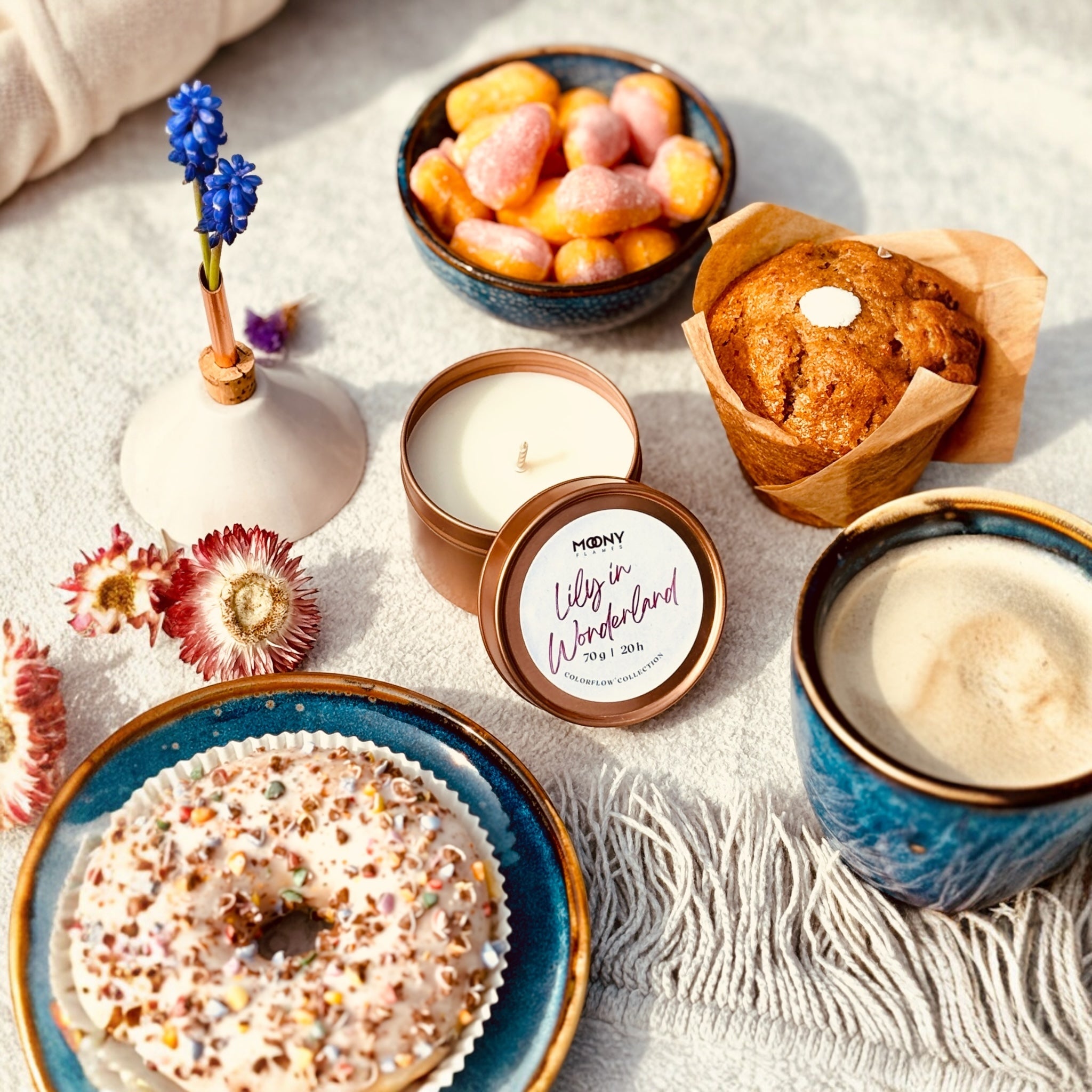 Handgjort doftljus Lily in Wonderland, Moony Flames, i metallburk, på filt.
