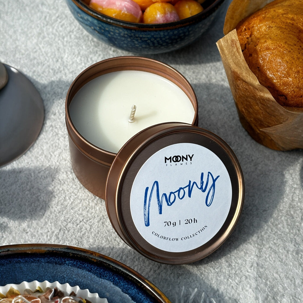 Handgjort doftljus Moony i metallburk på picknickfilt, storbild. 