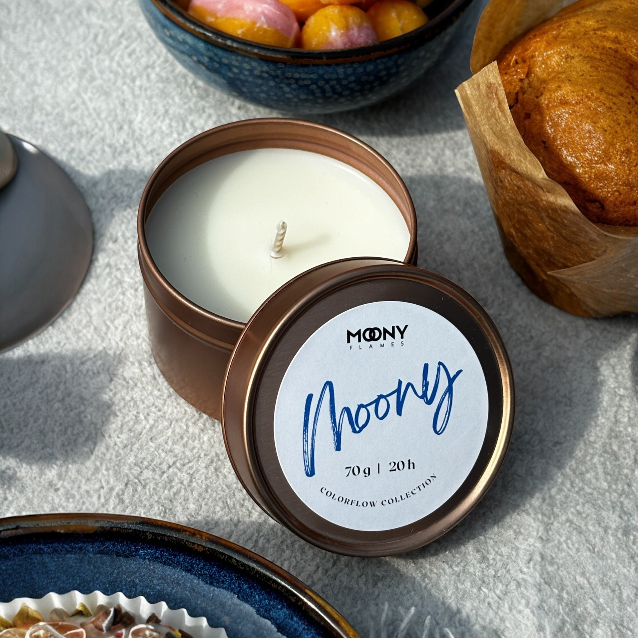Handgjort doftljus Moony i metallburk på picknickfilt, storbild. 