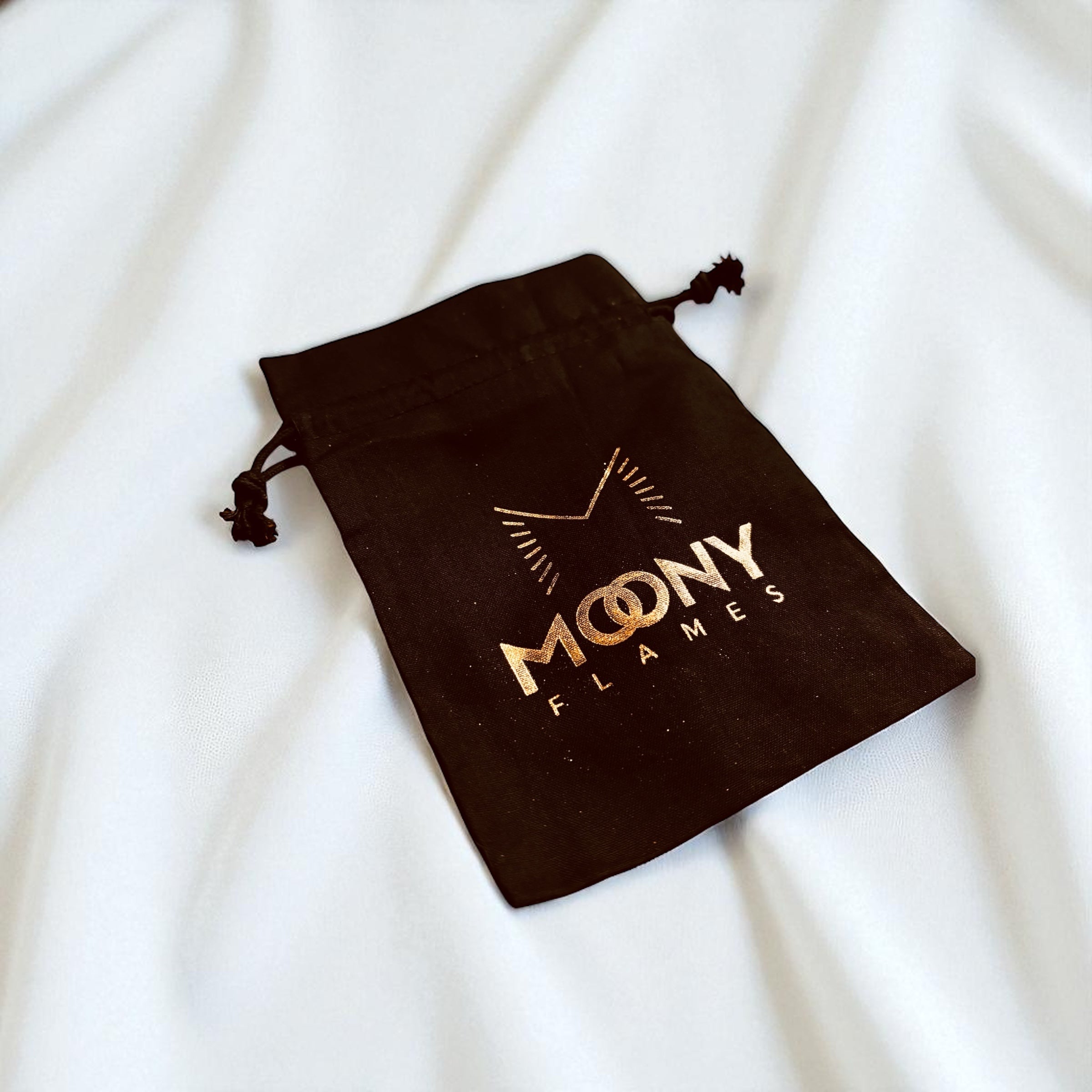 Moony Flames ljusförpackning signaturepåse.