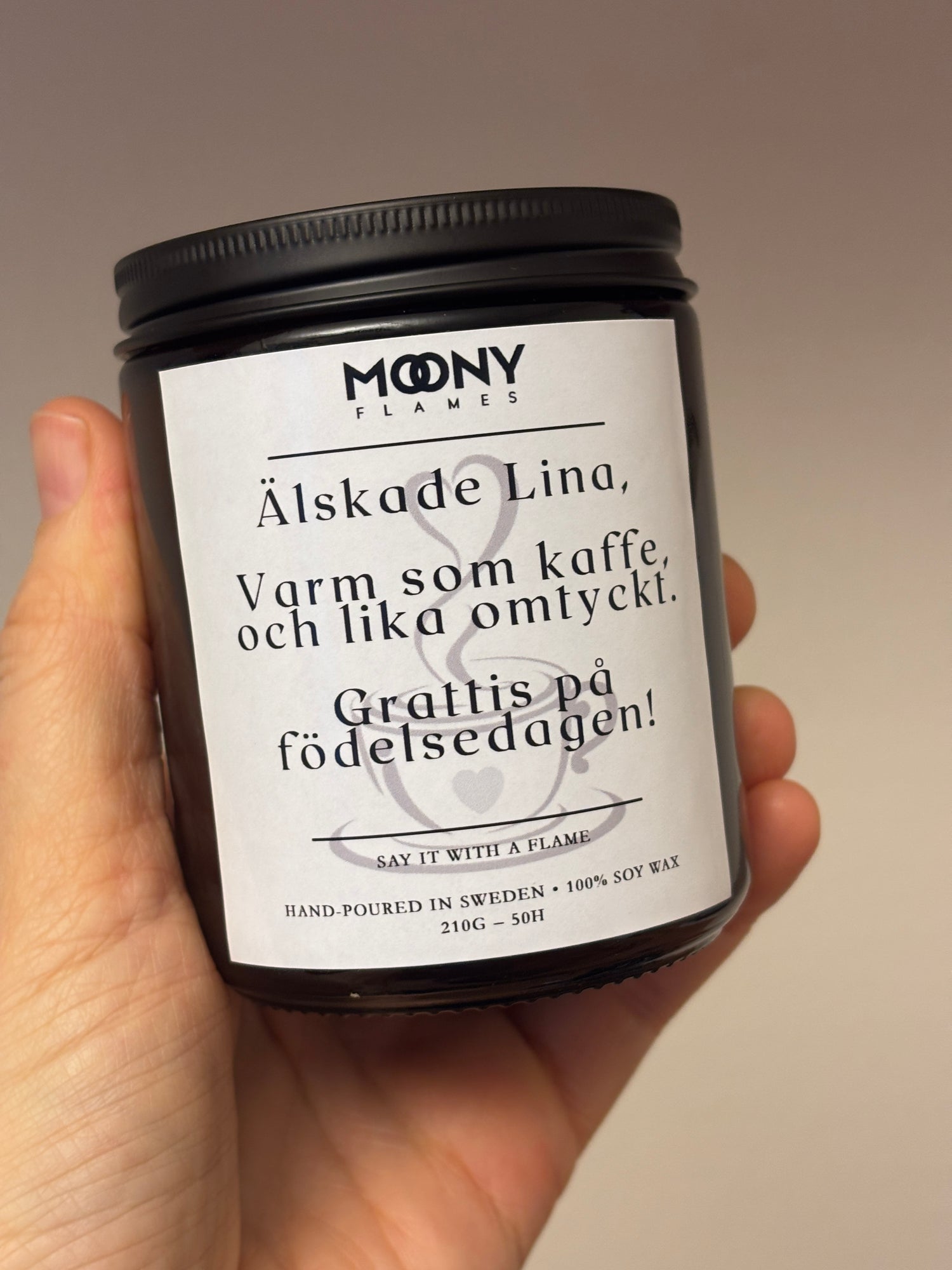 Personligt handgjutet doftljus från Moony Flames med egen text på etiketten, perfekt som födelsedagspresent, handgjutet i Sverige av vegansk sojavax.