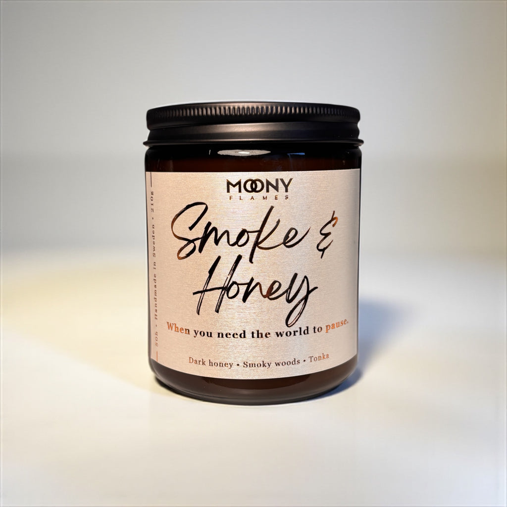 Smoke & Honey – Handgjort doftljus i glasburk med doft av honung, tobak och glödande amber