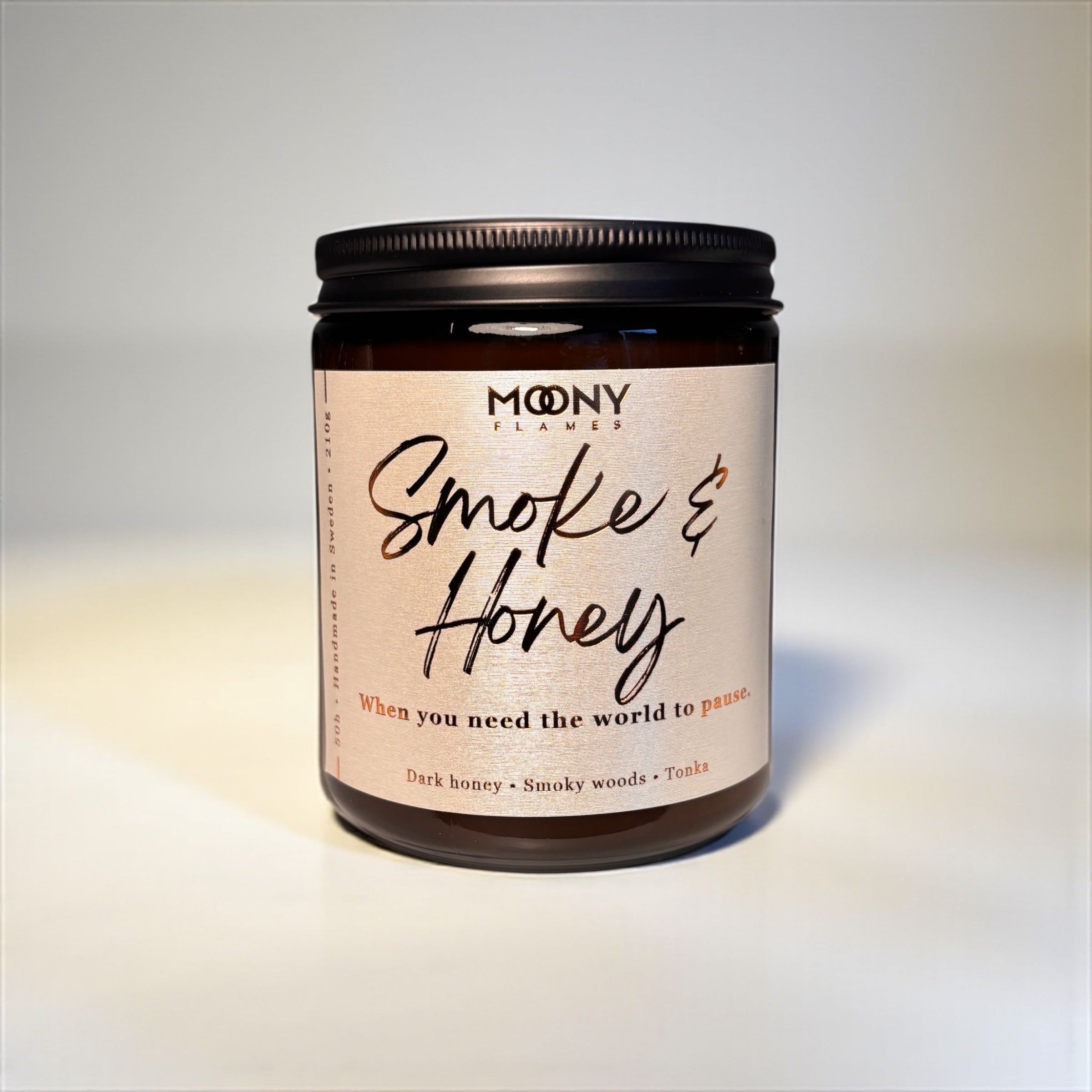 Smoke & Honey – Handgjort doftljus i glasburk med doft av honung, tobak och glödande amber