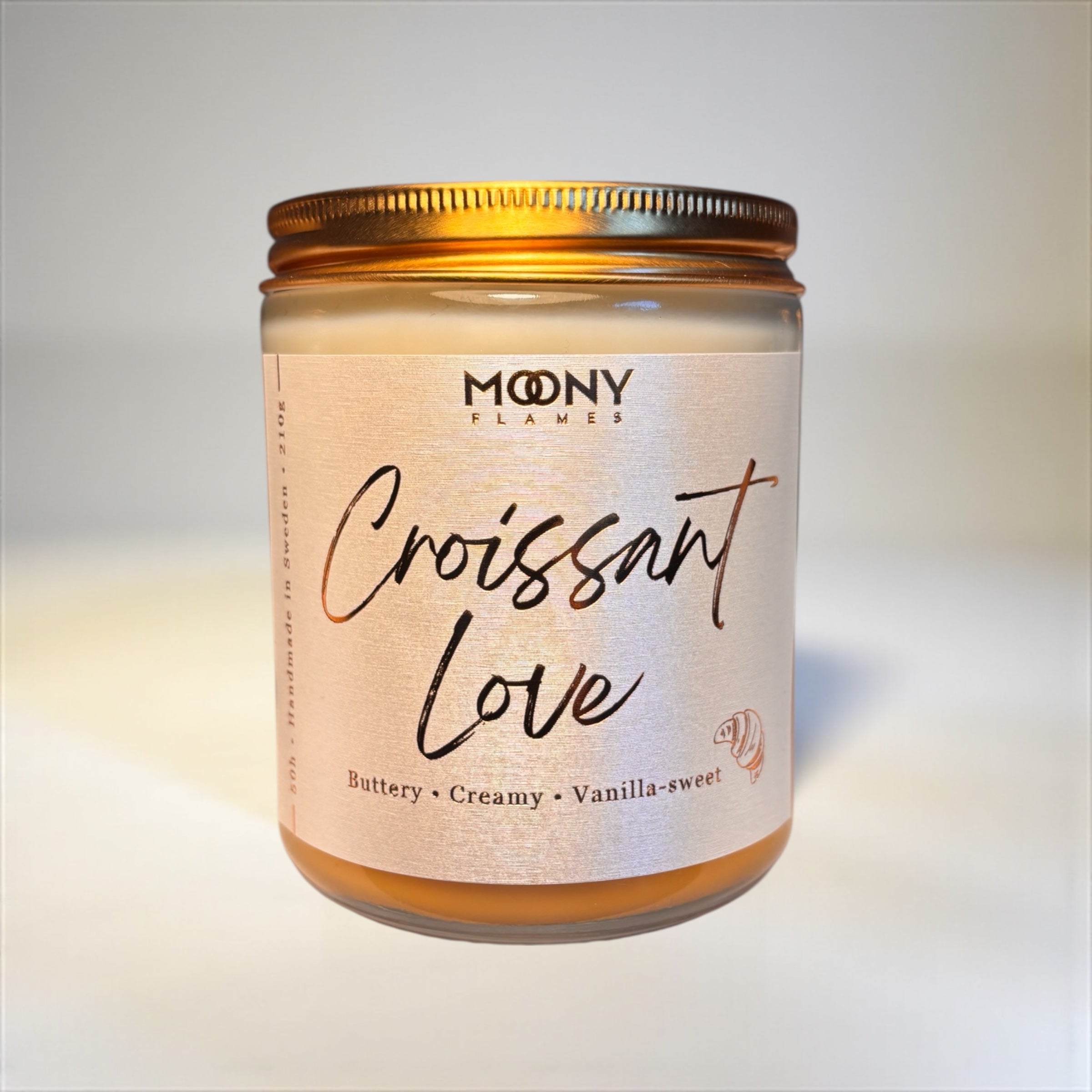  Croissant Love – Handcrafted scented candle with the scent of fresh pastry, butter & caramel