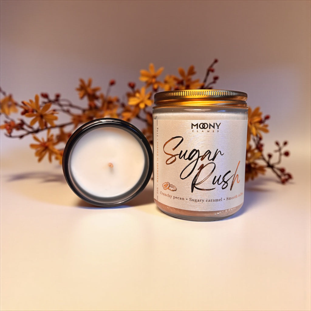 Sugar Rush – Handgjort doftljus i glasburk med doft av pekannöt, farin & söt vanilj