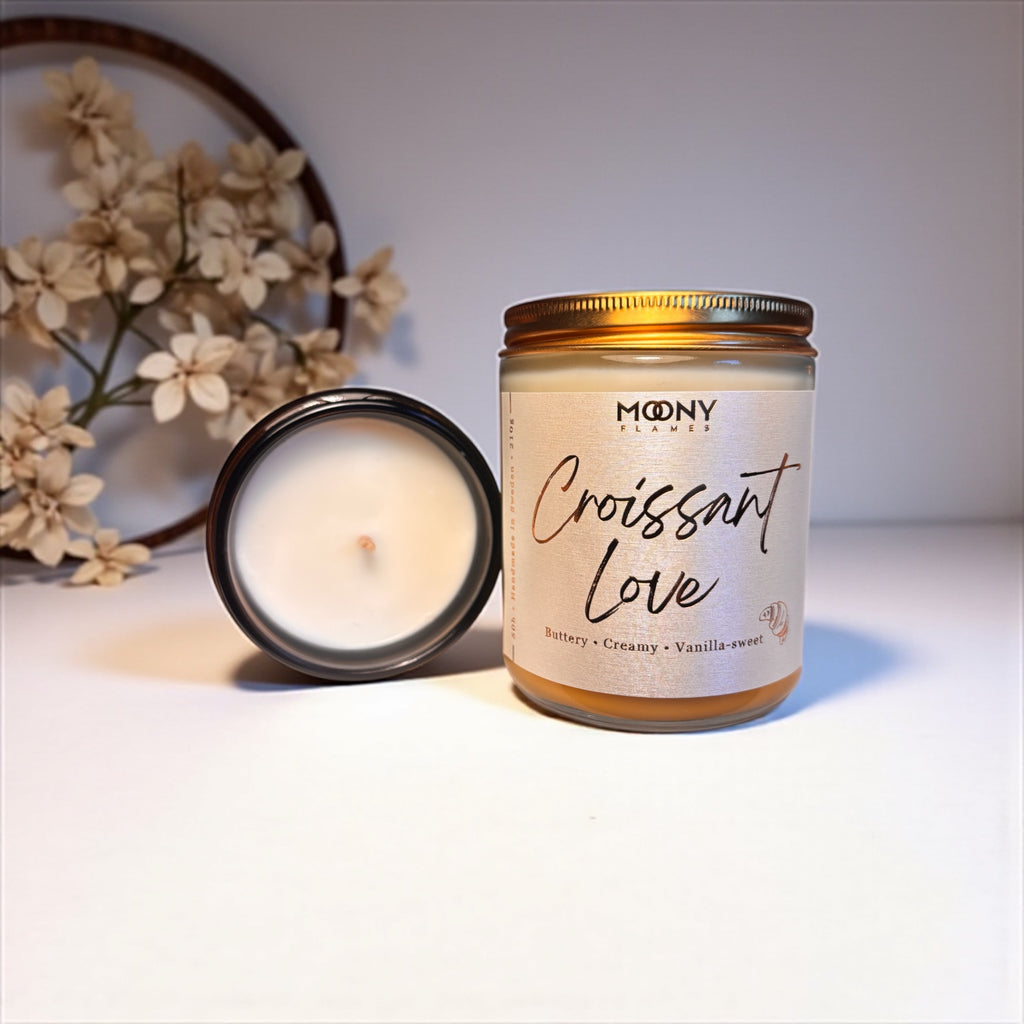 Croissant Love – Handgjort doftljus i glasburk med doft av nybakat, smör & karamell