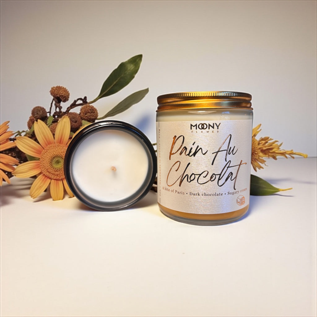 Pain Au Chocolat – Handgjort doftljus i glasburk med doft av varm choklad, smördeg & vanilj