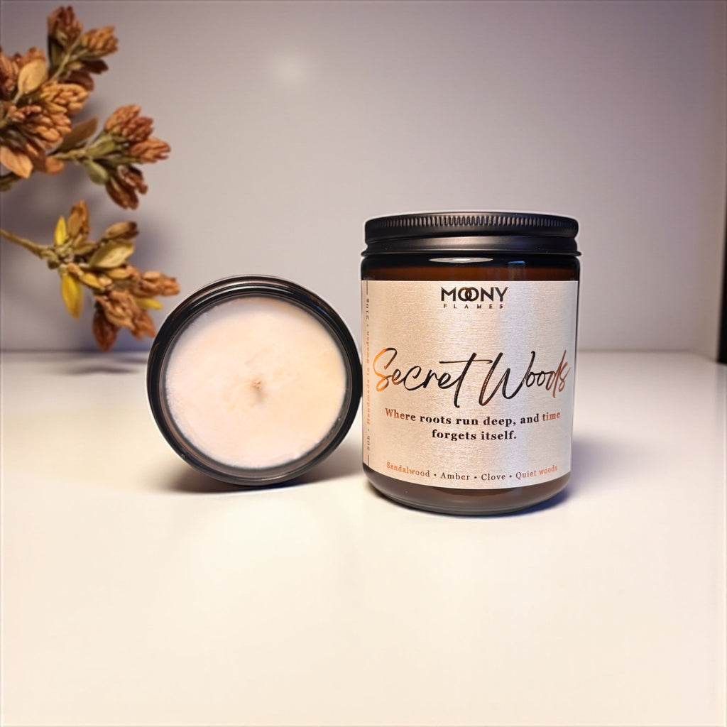 Secret Woods - Handgjort doftljus i glasburk med doft av sandelträ, amber och kryddiga trätoner