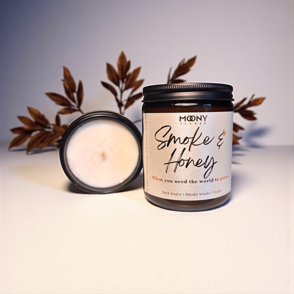 Smoke & Honey – Handgjort doftljus i glasburk med doft av honung, tobak och glödande amber