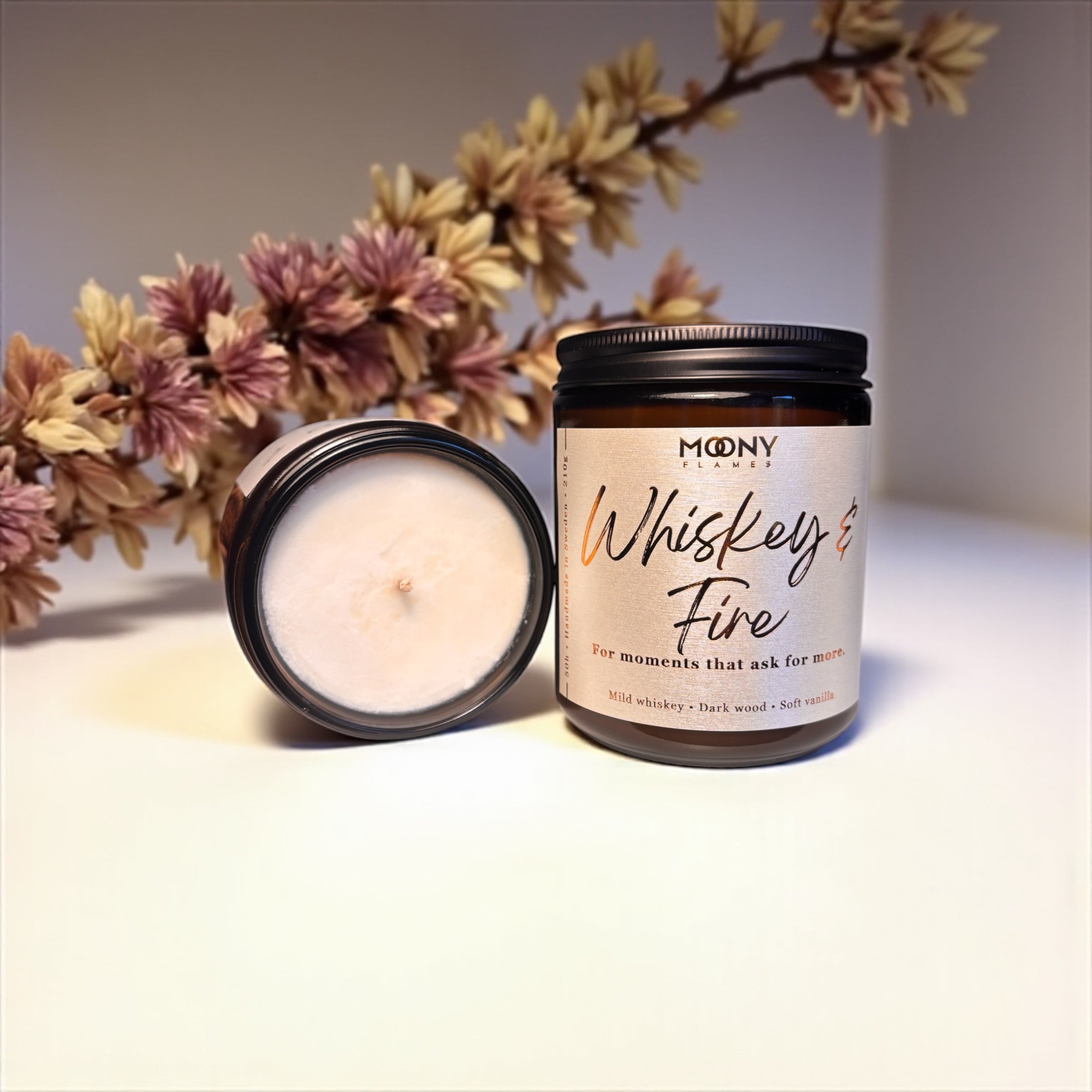 Whiskey & Fire - Handgjort doftljus i glasburk med doft av whiskey, rökigt trä och varm vanilj