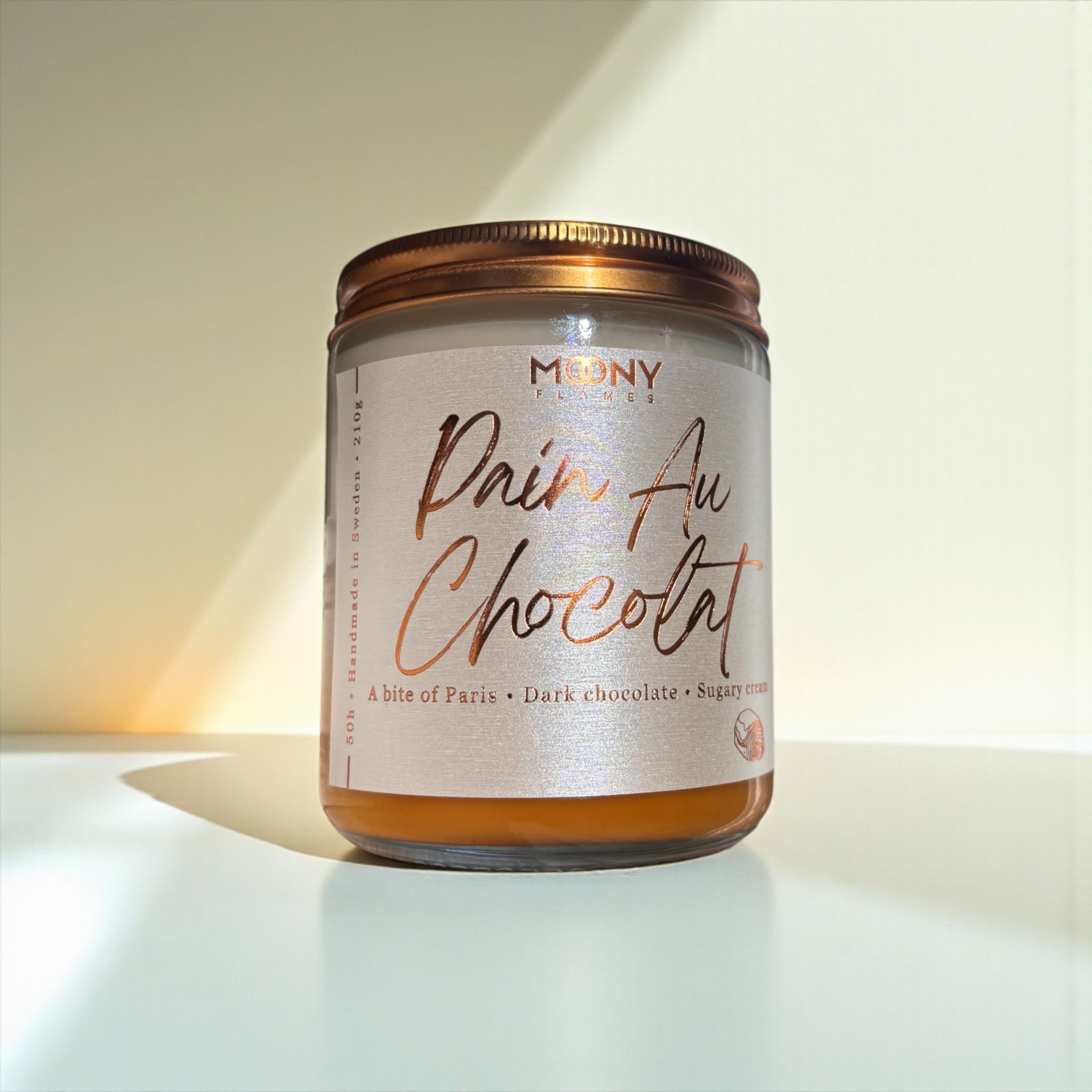 Pain Au Chocolat – Handgjort doftljus i glasburk med doft av varm choklad, smördeg & vanilj
