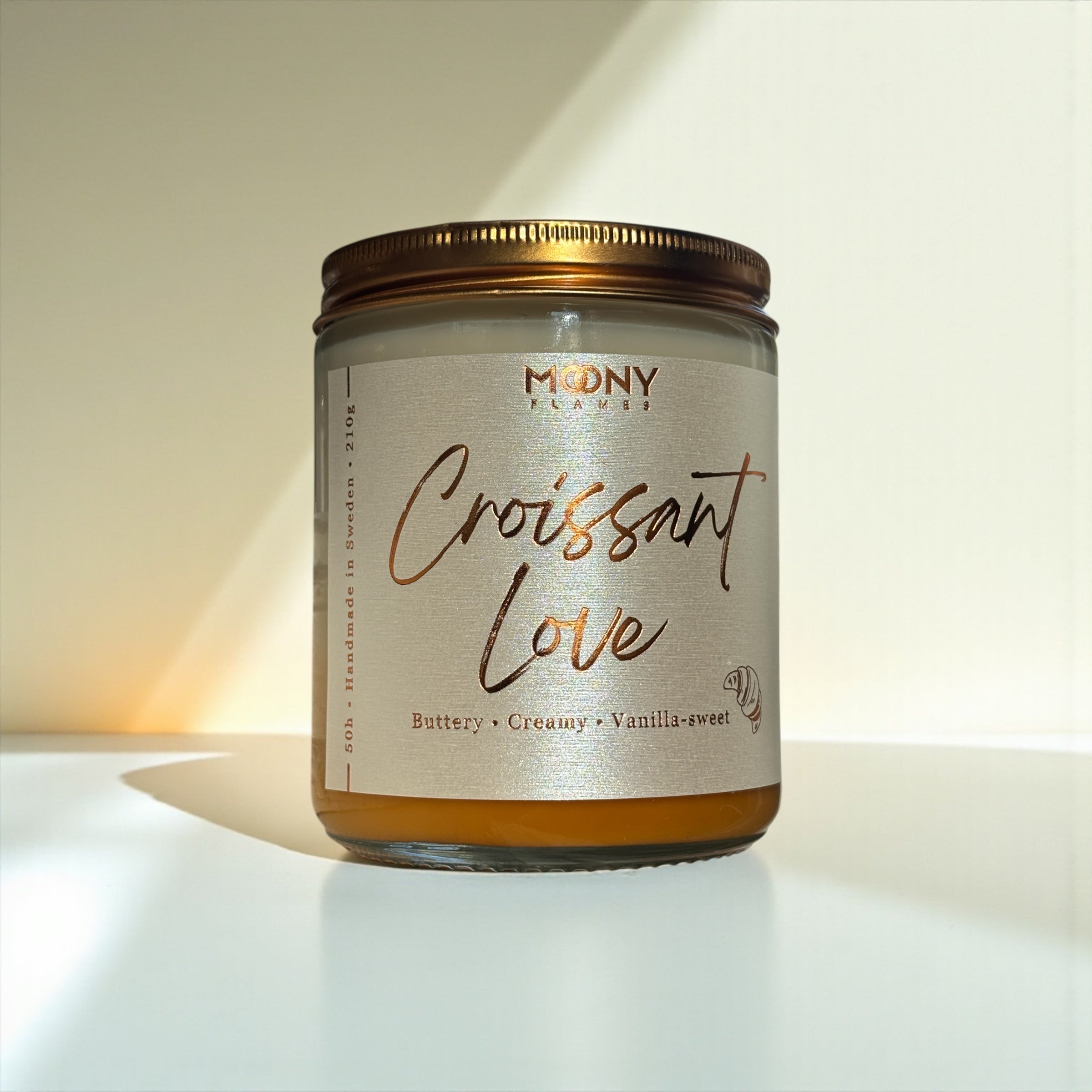 Croissant Love – Handgjort doftljus i glasburk med doft av nybakat, smör & karamell