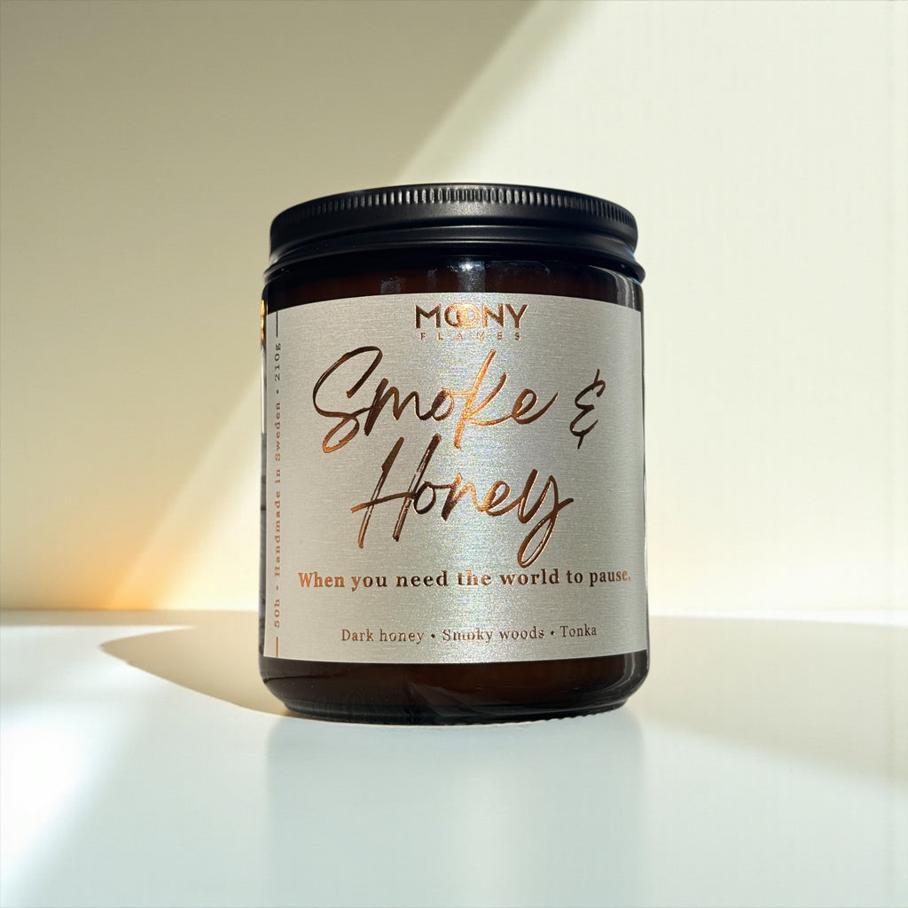 Smoke & Honey – Handgjort doftljus i glasburk med doft av honung, tobak och glödande amber