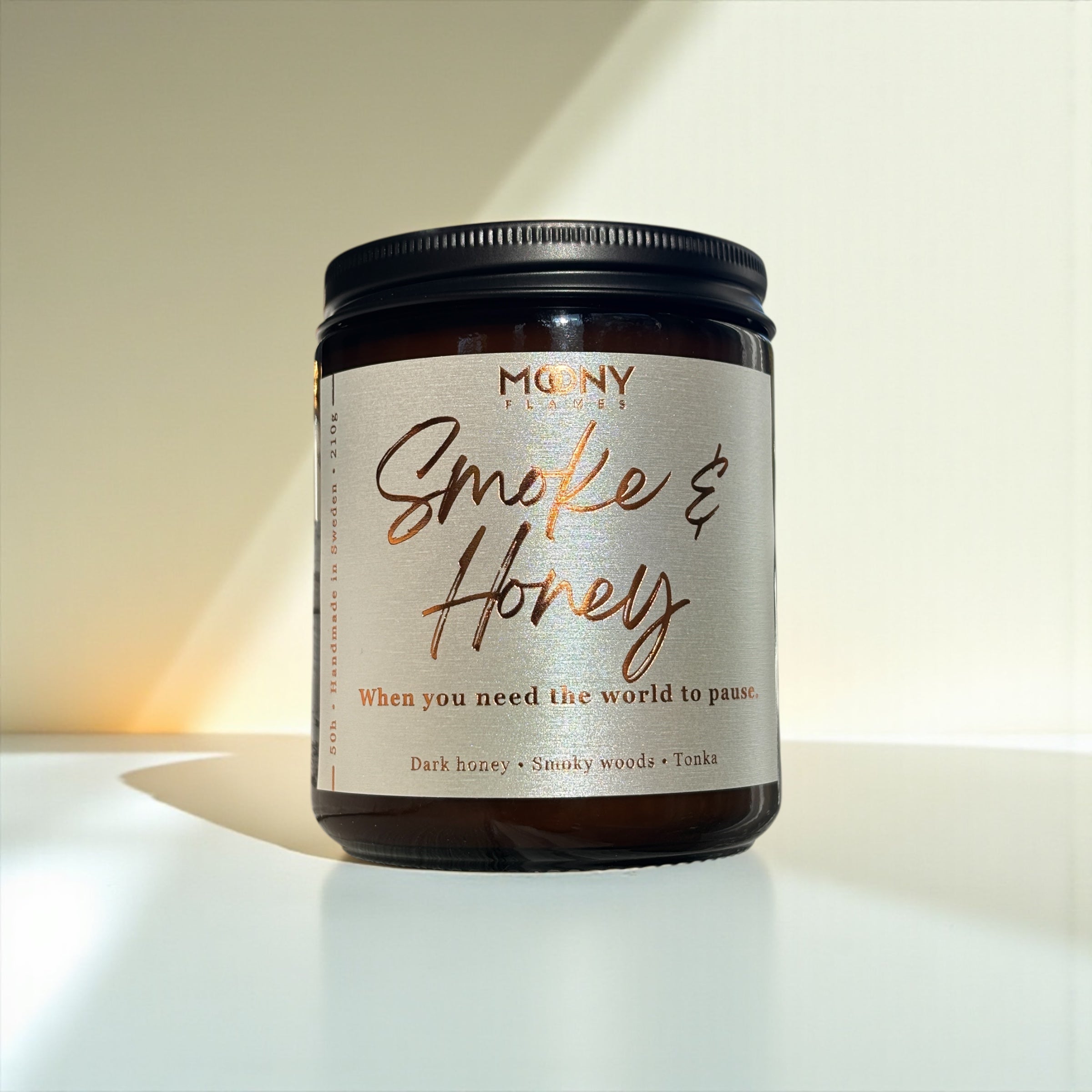 Smoke & Honey – Handgjort doftljus i glasburk med doft av honung, tobak och glödande amber