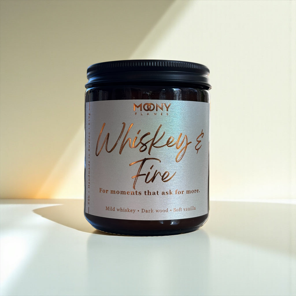 Whiskey & Fire - Handgjort doftljus i glasburk med doft av whiskey, rökigt trä och varm vanilj