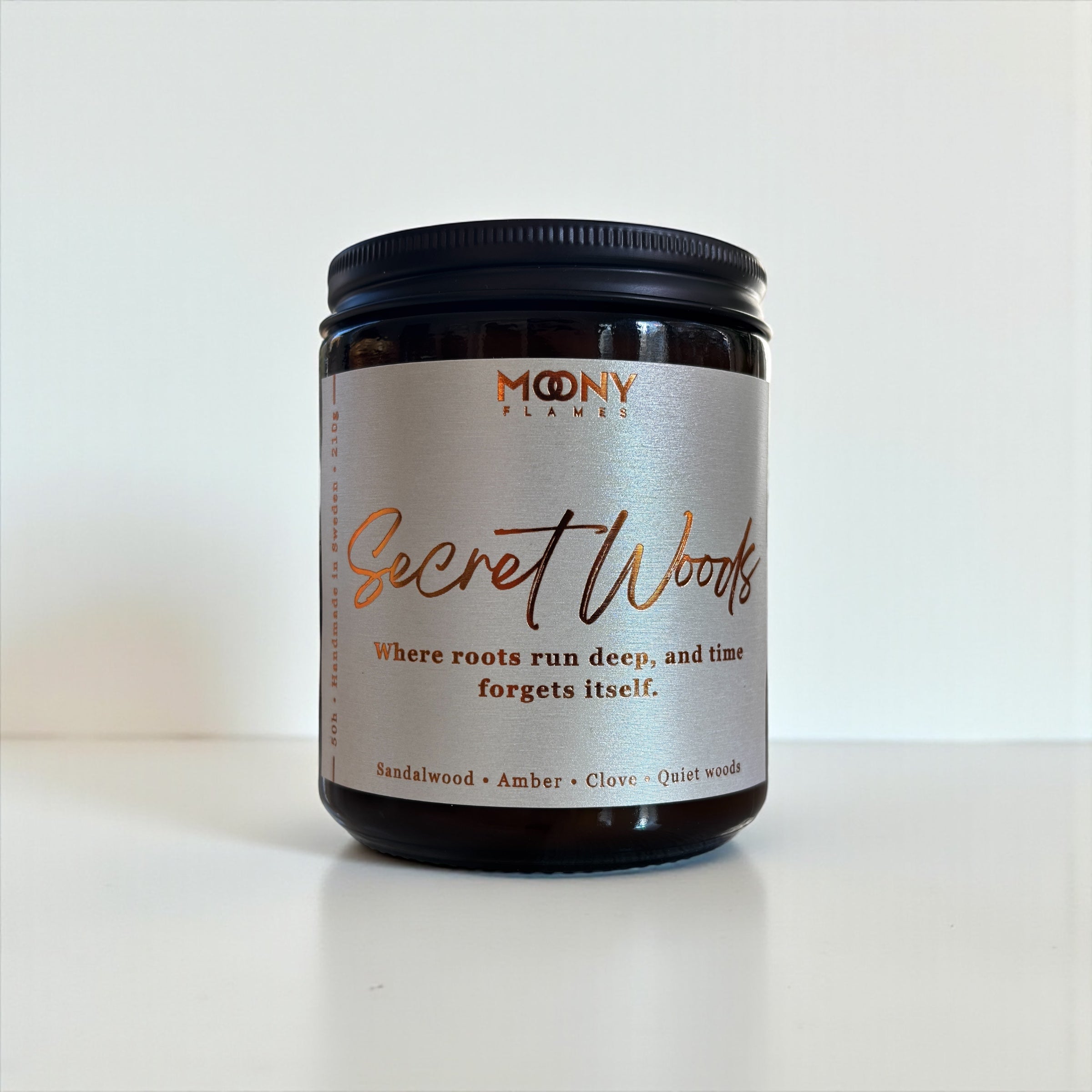Secret Woods - Handgjort doftljus i glasburk med doft av sandelträ, amber och kryddiga trätoner