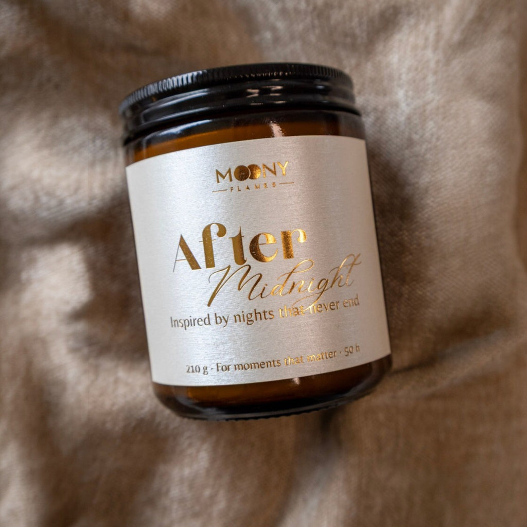 Handgjort doftljus i amberglas med guldetikett – After Midnight från Moony Flames, tillverkat i Småland