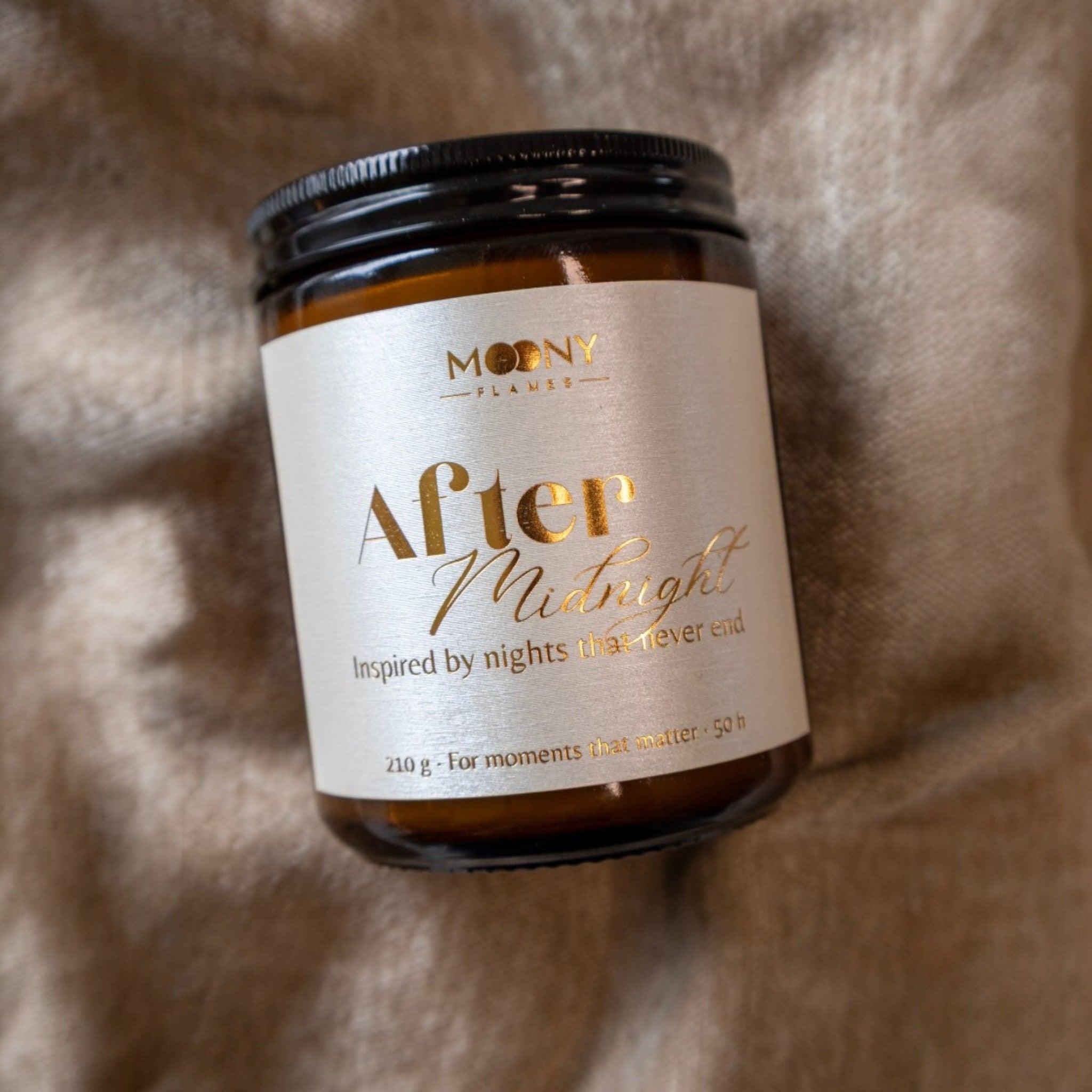 Handgjort doftljus i amberglas med guldetikett – After Midnight från Moony Flames, tillverkat i Småland