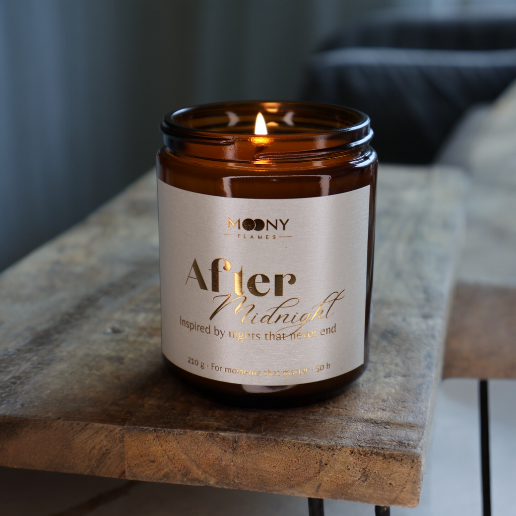 Handgjort doftljus “After Midnight” i amberglas med varm låga – tillverkat i Småland