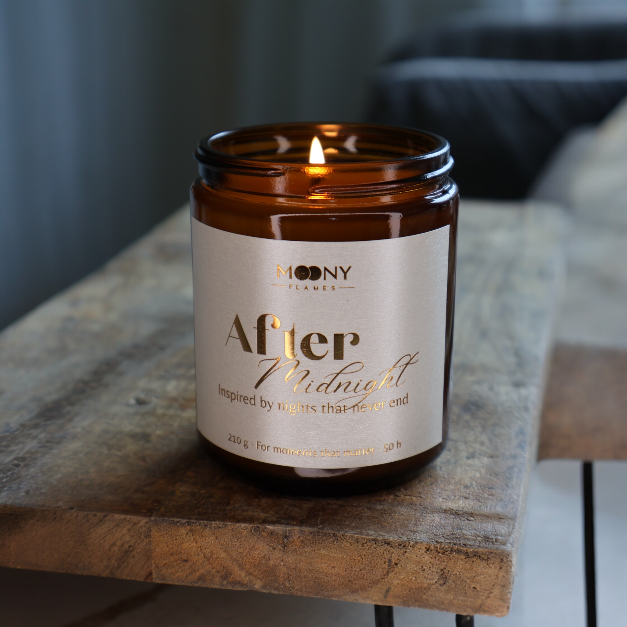 Handgjort doftljus “After Midnight” i amberglas med varm låga – tillverkat i Småland