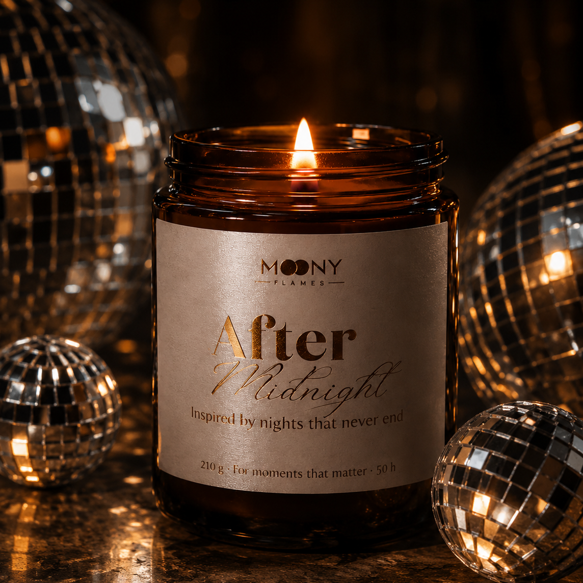 After Midnight doftljus från Moony Flames omgivet av glittrande diskobollar i varm kvällsbelysning. Handgjort veganskt doftljus i amberglas tillverkat i Småland, Sverige. Lyxig inredningsdetalj för mysiga kvällar, hemmaspa och stämningsfulla ögonblick.
