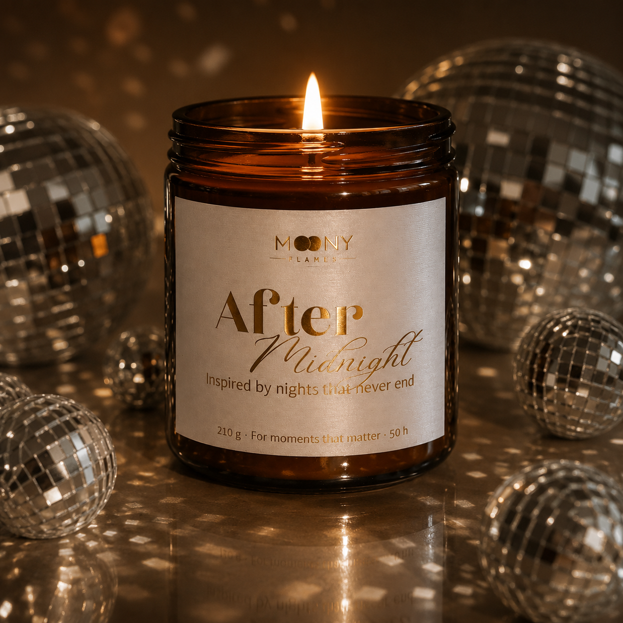 After Midnight doftljus från Moony Flames omgivet av glittrande diskobollar i varm kvällsbelysning. Handgjort veganskt doftljus i amberglas tillverkat i Småland, Sverige. Lyxig inredningsdetalj för mysiga kvällar, hemmaspa och stämningsfulla ögonblick.