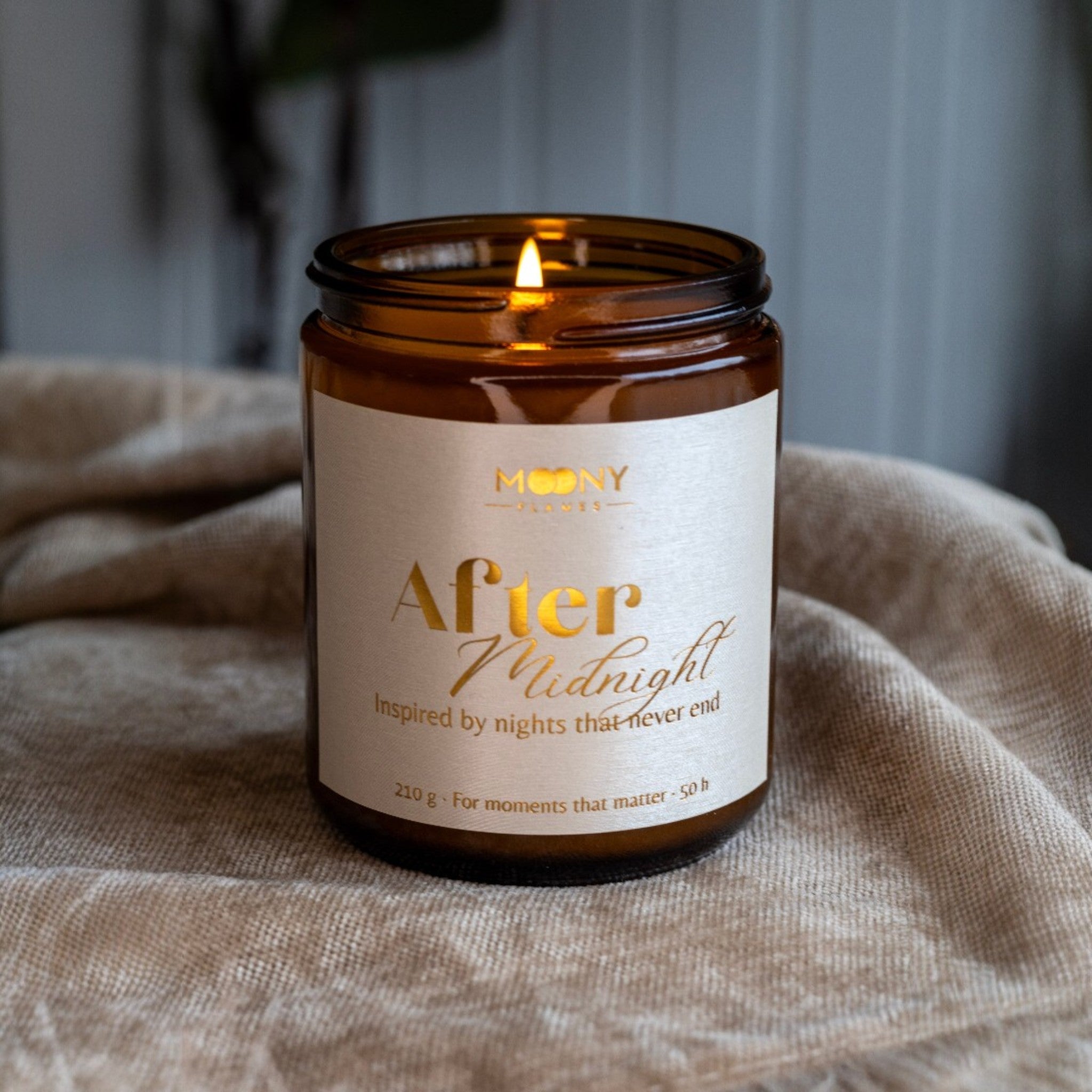 Handgjort doftljus i amberglas från Sverige – After Midnight med varm, djup doft inspirerad av sena nätter