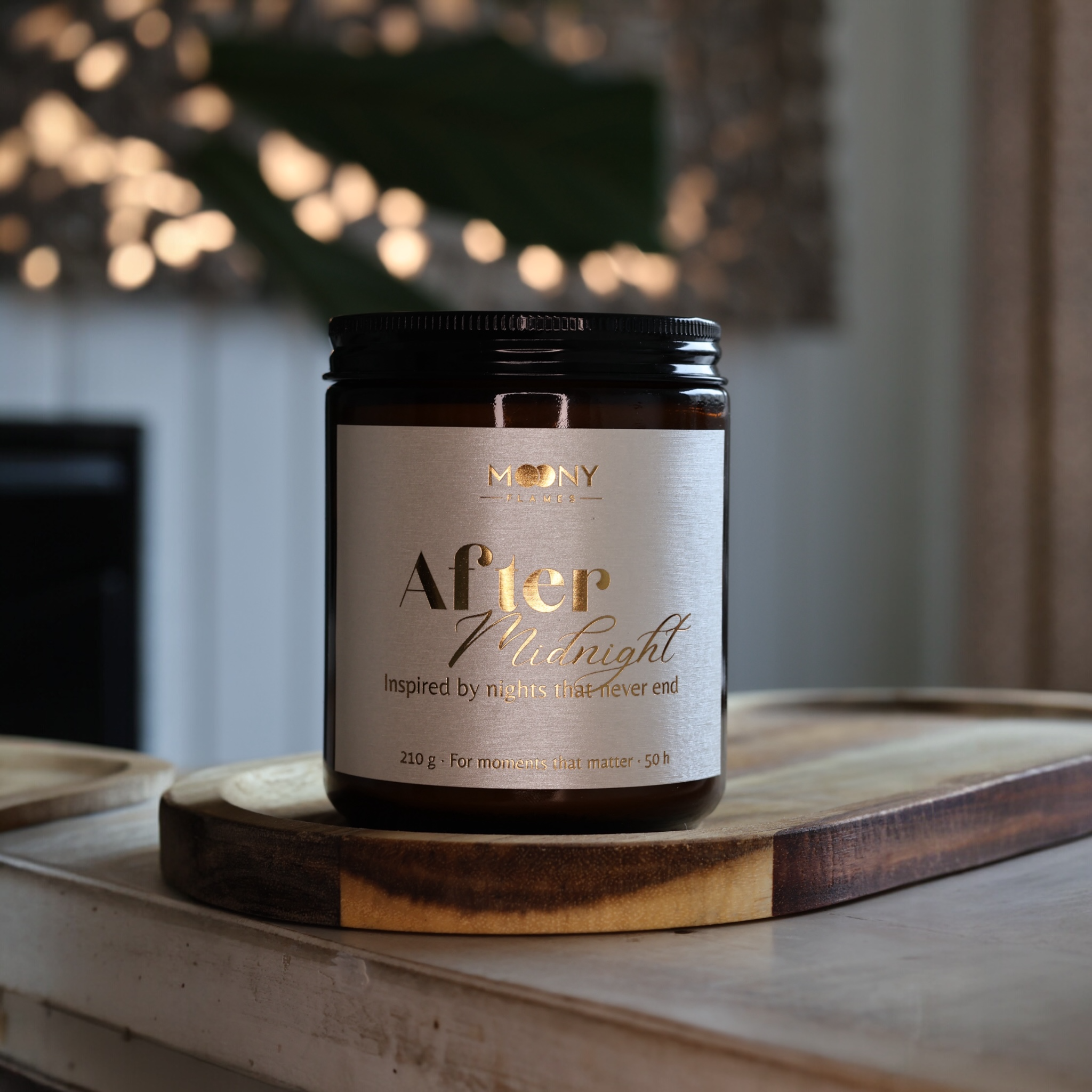 Handgjort doftljus “After Midnight” i amberglas på träfat med varm belysning i bakgrunden