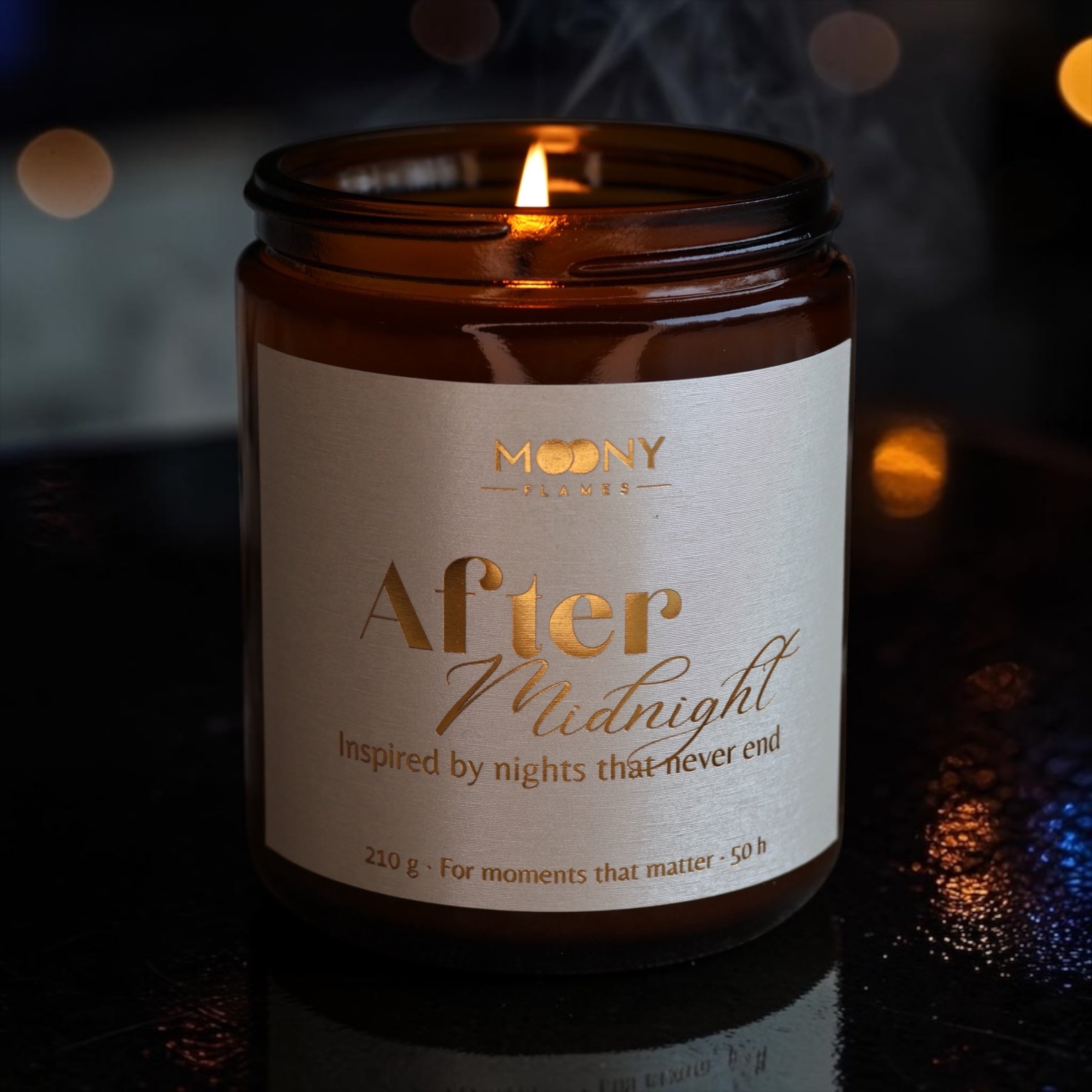 Lyxigt doftljus från Moony Flames i kvällsljus – inspirerat av sena nätter och djup atmosfär