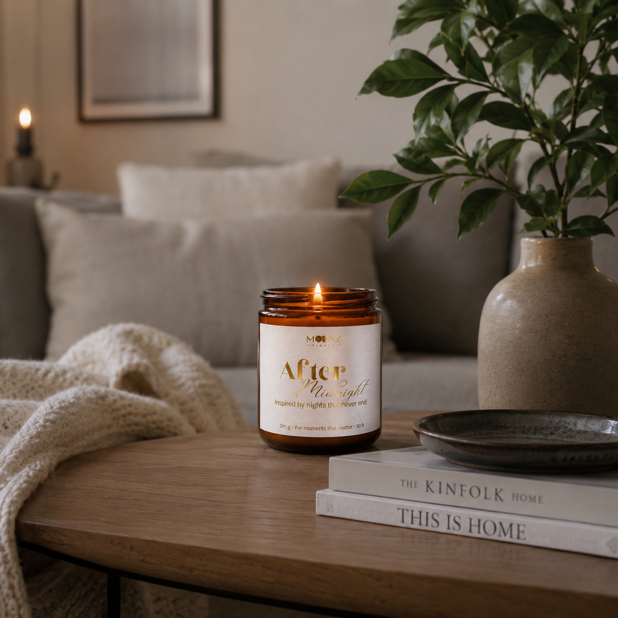 After Midnight doftljus från Moony Flames tänt i ett mysigt skandinaviskt vardagsrum med mjuka textilier, gröna växter och naturliga material. Handgjort doftljus med noter av körsbär, hallon, björnbär och vanilj, tillverkat i Småland, Sverige.