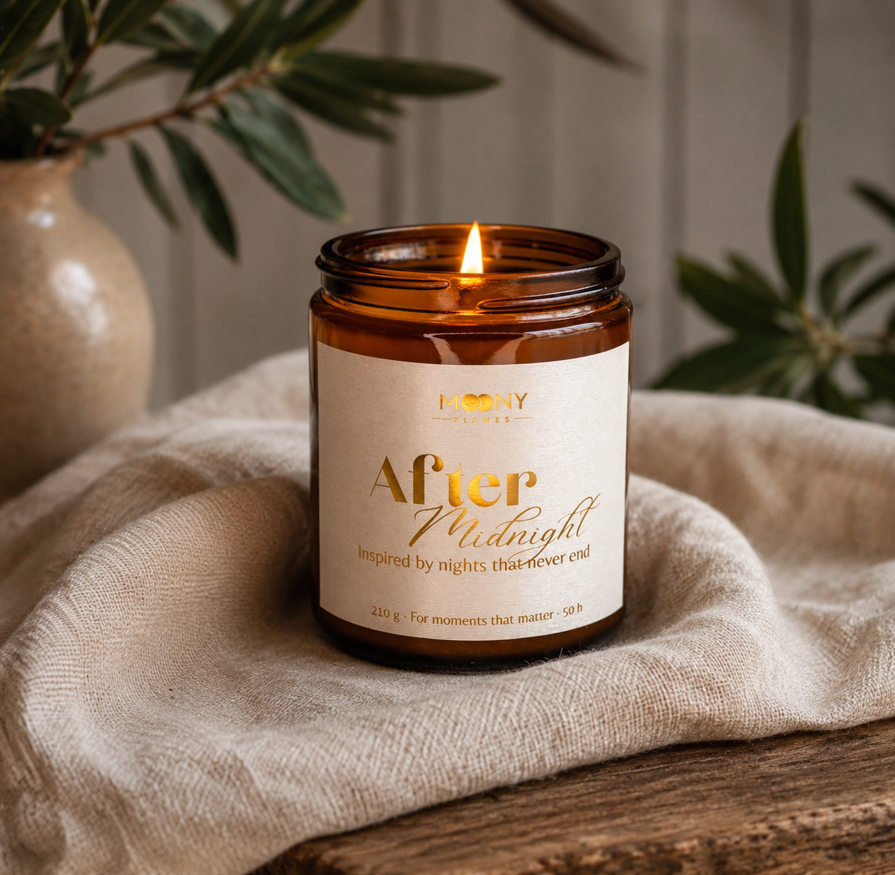 After Midnight doftljus från Moony Flames på rustik träyta med mjukt linnetyg och naturliga detaljer. Handgjort doftljus med noter av körsbär, hallon, björnbär och vanilj, tillverkat i Småland, Sverige.
