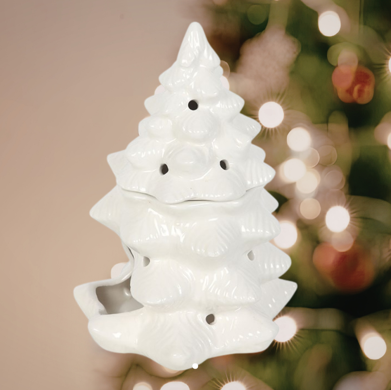 Närbild på vit keramisk aromalampa med julgransdesign, glansig yta och detaljerade grenar.