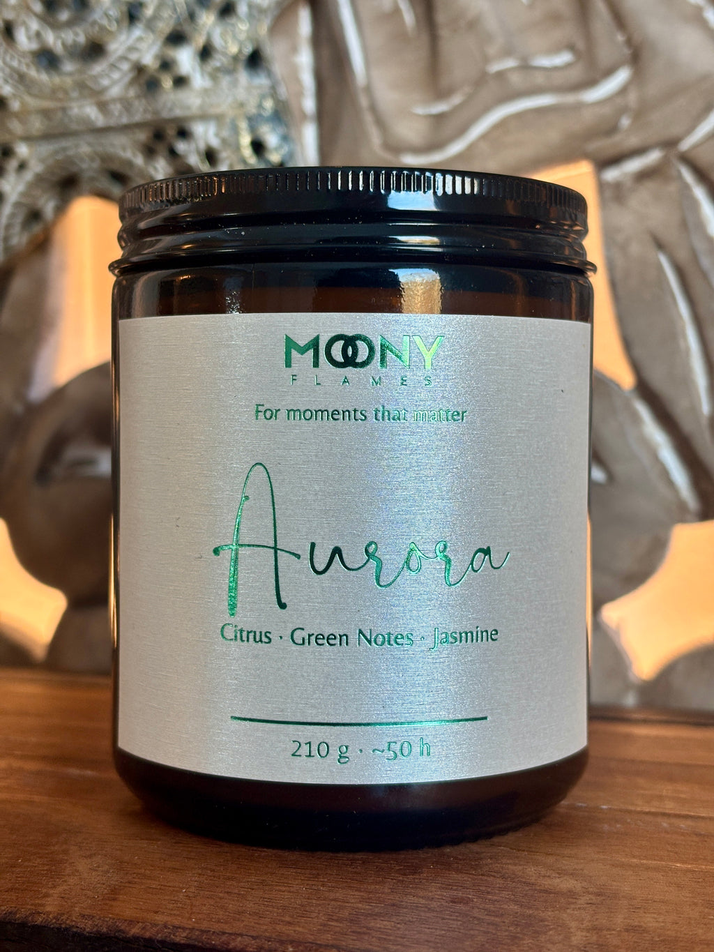 Aurora svenskt doftljus från Moony Flames – ett blommigt och grönt doftljus i amberglas med noter av citrus, gröna toner och jasmin.
