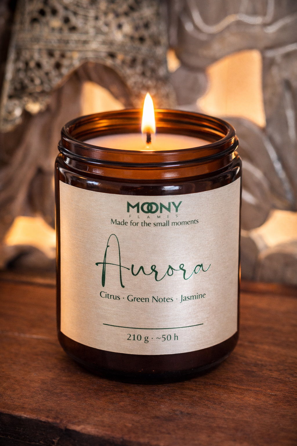 Brinnande Aurora doftljus från Moony Flames – ett blommigt och grönt doftljus i amberglas med noter av citrus, gröna toner och jasmin.