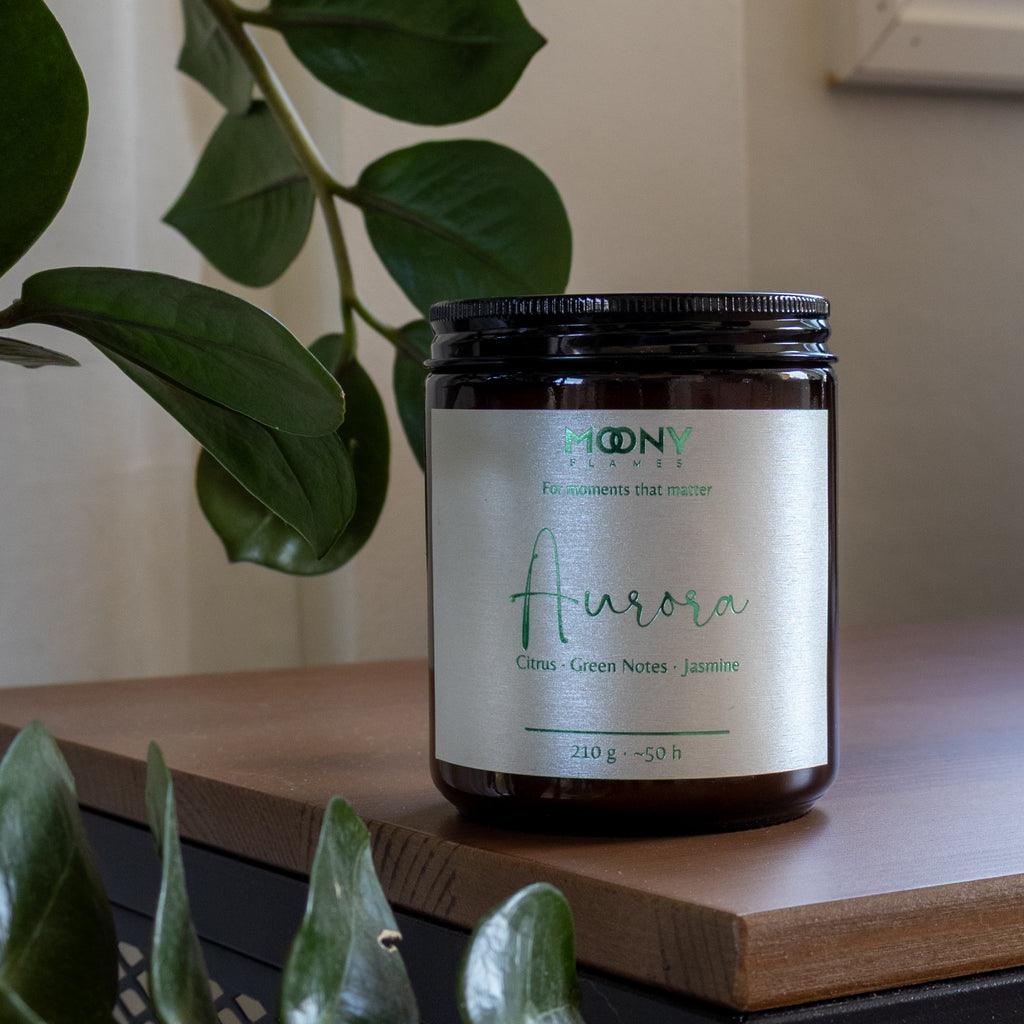 Aurora doftljus med blommig och grön doft – handgjort i Sverige, inspirerat av norrsken och friska naturtoner