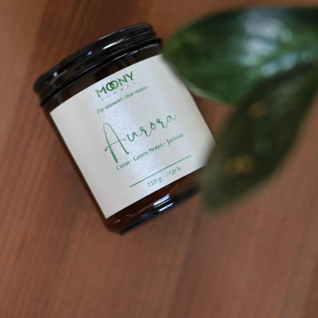 Aurora doftljus med blommig och grön doft – handgjort i Sverige, inspirerat av norrsken (northern lights) i en mjuk och kreativ vinkel