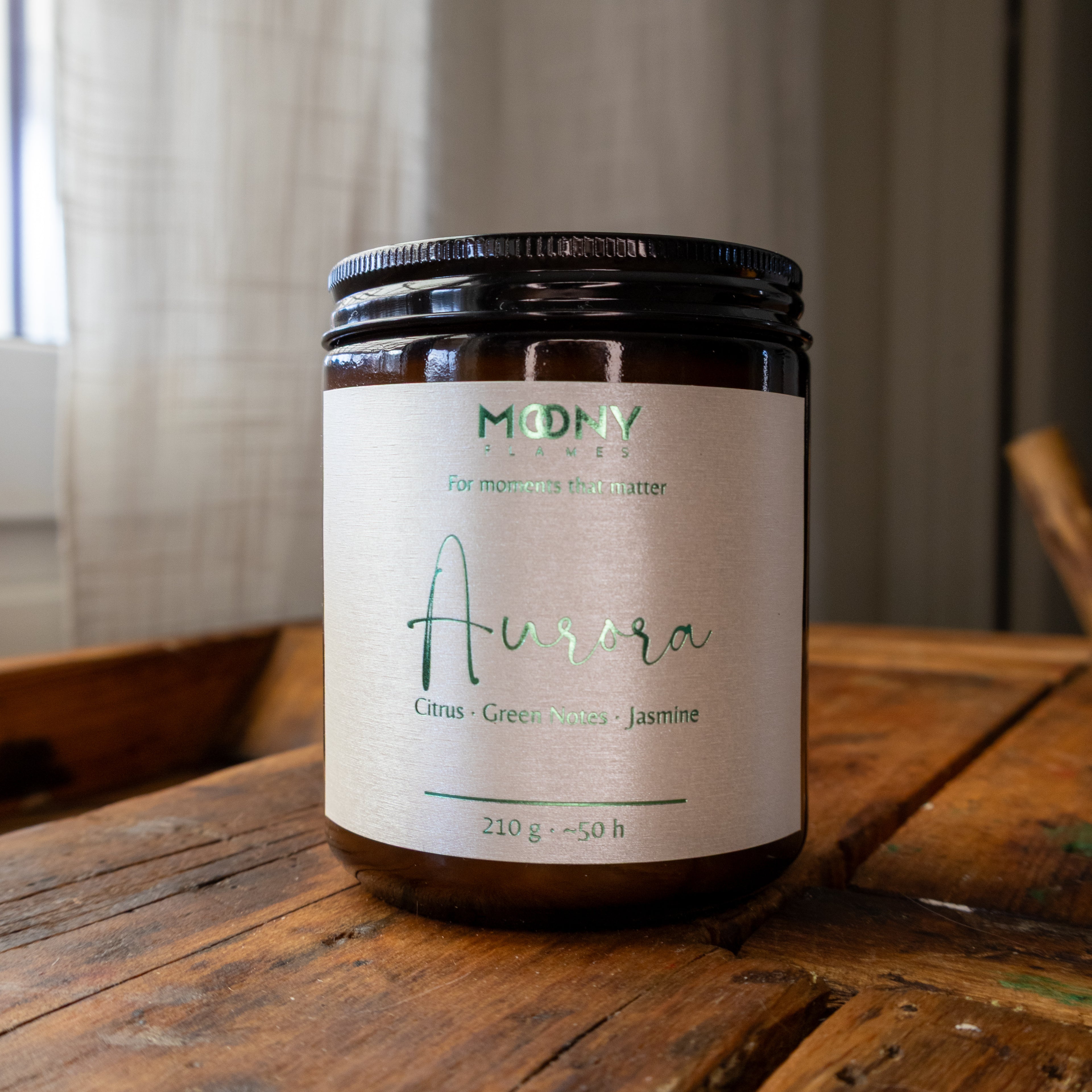 Aurora doftljus från Moony Flames, inspirerat av norrskenets färger och den friska känslan av naturen. Handgjort doftljus i sojavax med noter av citrus, gröna toner och jasmin, tillverkat i Småland, Sverige.