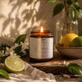 Tänt Aurora doftljus från Moony Flames med frisk doft av citrus, gröna blad och jasmin, inspirerat av norrsken och fotograferat med citroner och naturliga detaljer.