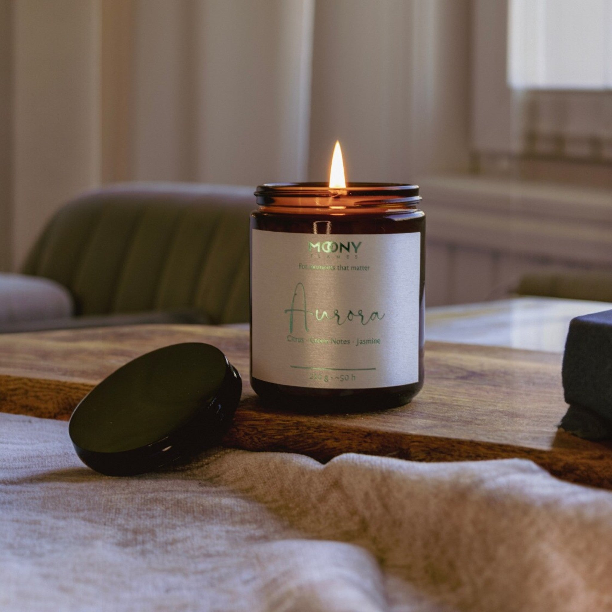 Aurora doftljus tänt – handgjort doftljus från Sverige med blommig och grön doft, inspirerat av norrsken och northern lights, perfekt för en lugn och mysig atmosfär