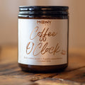 Close-up av handgjort doftljus från Sverige med kaffedoft – Coffee O’Clock, ett bra doftljus för slow living och mysiga morgnar
